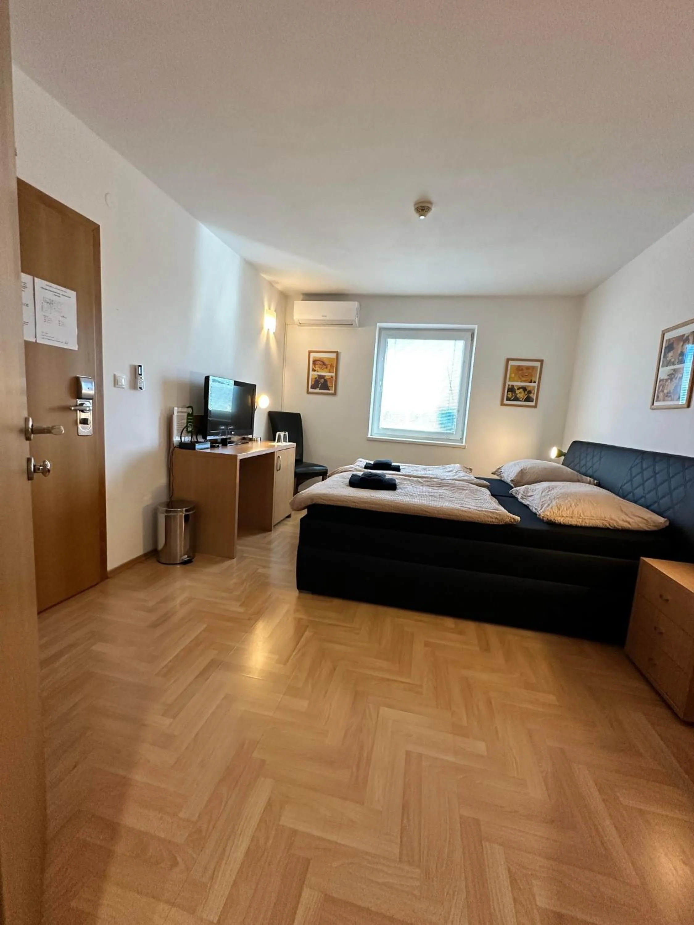 TV and multimedia, Bed in Hotel Muza