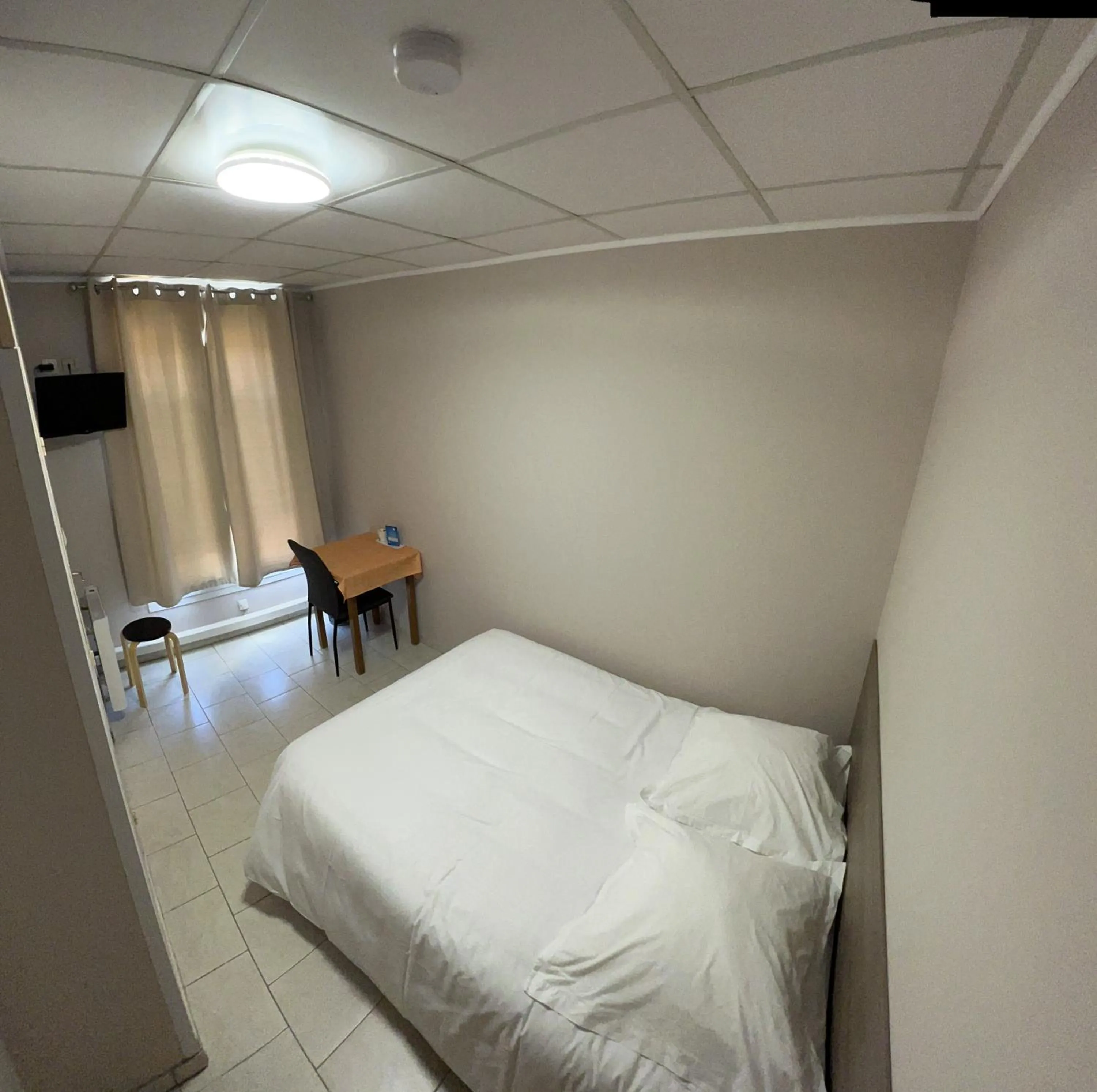 Bedroom, Bed in Le Petit Logis