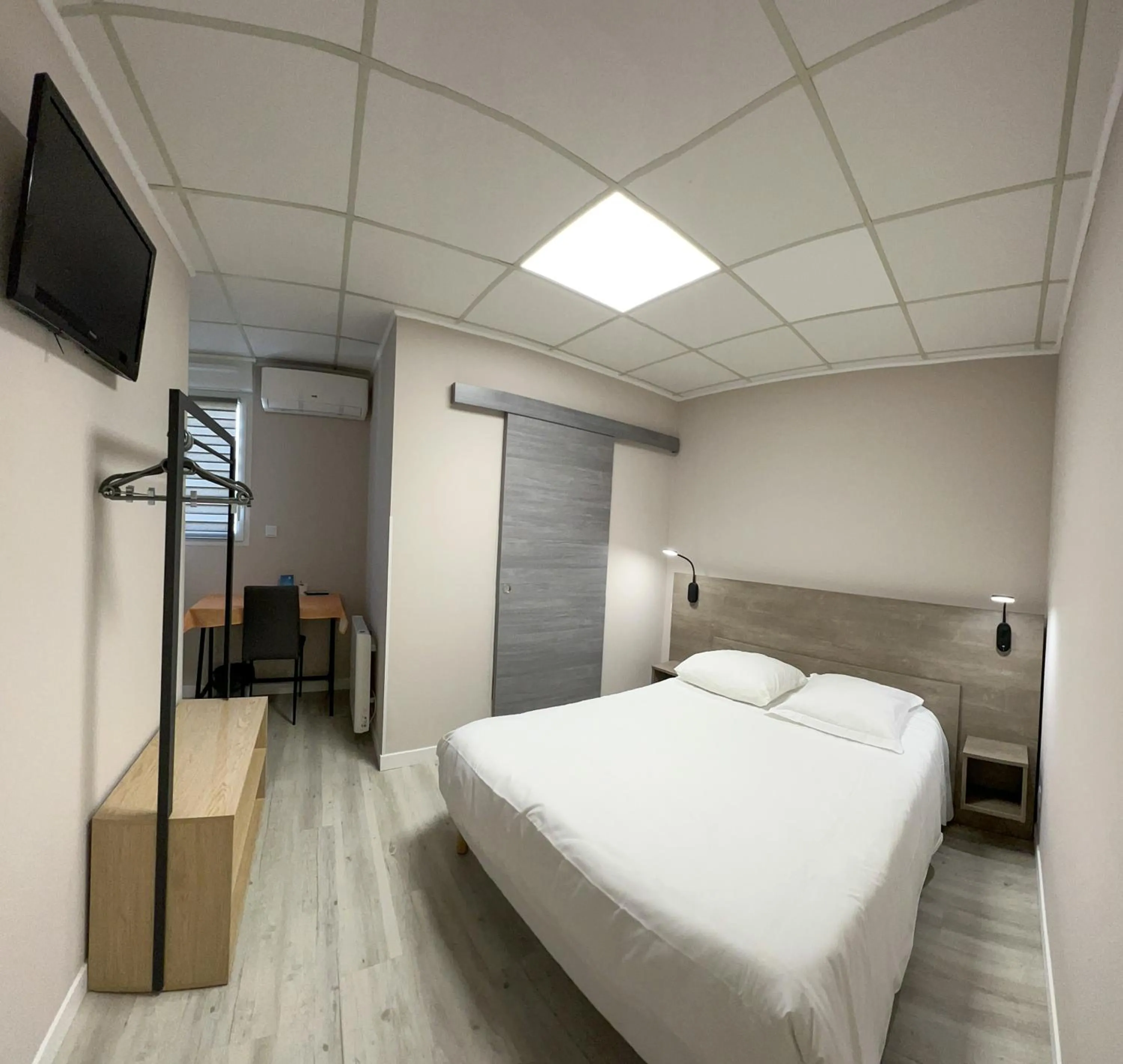 Bedroom, Bed in Le Petit Logis