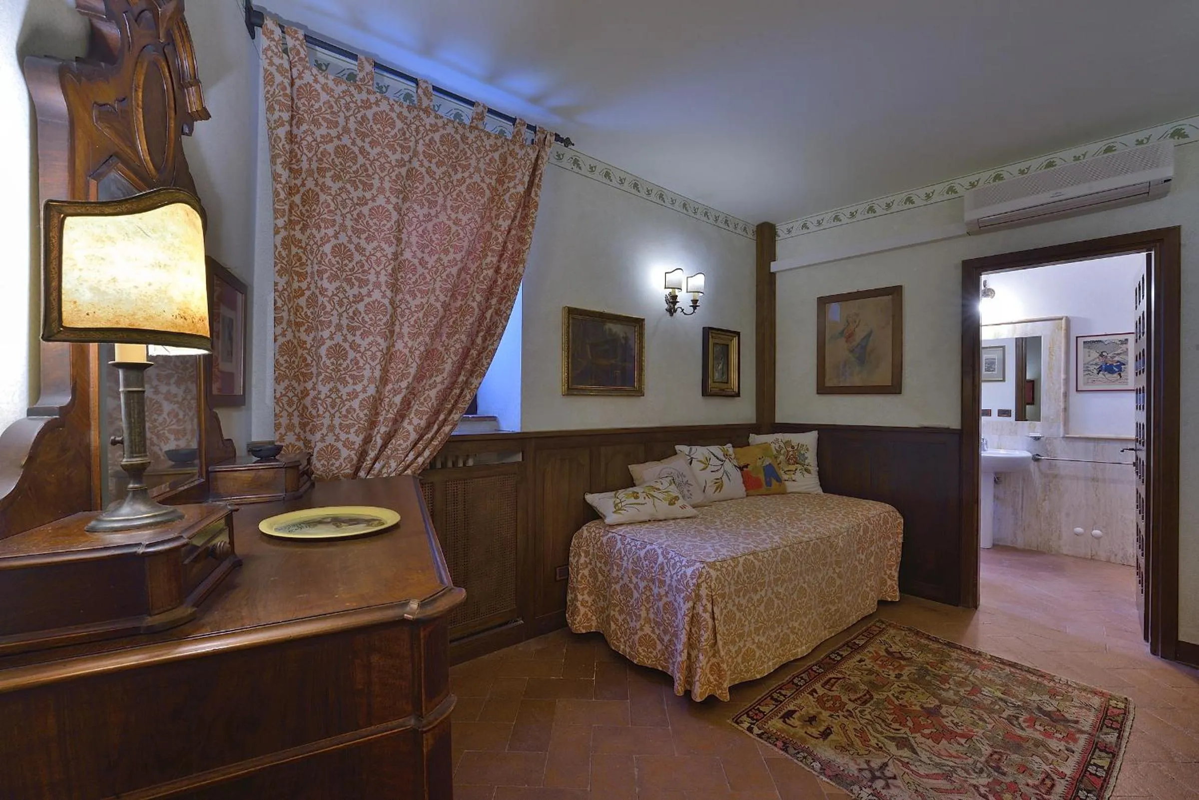 Bedroom, Bed in Castelletto di Montebenichi