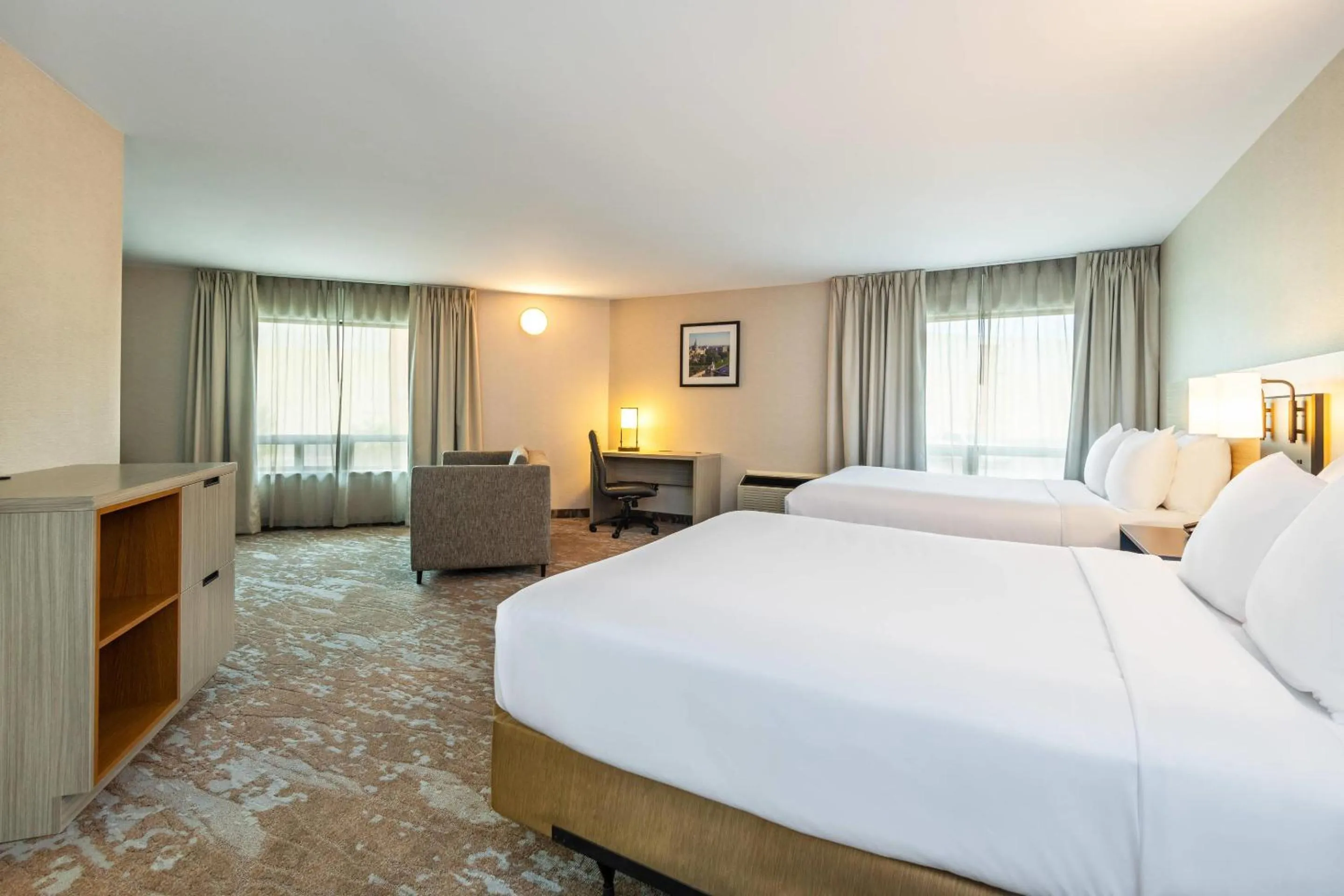 Bedroom, Bed in Comfort Inn Hwy 401