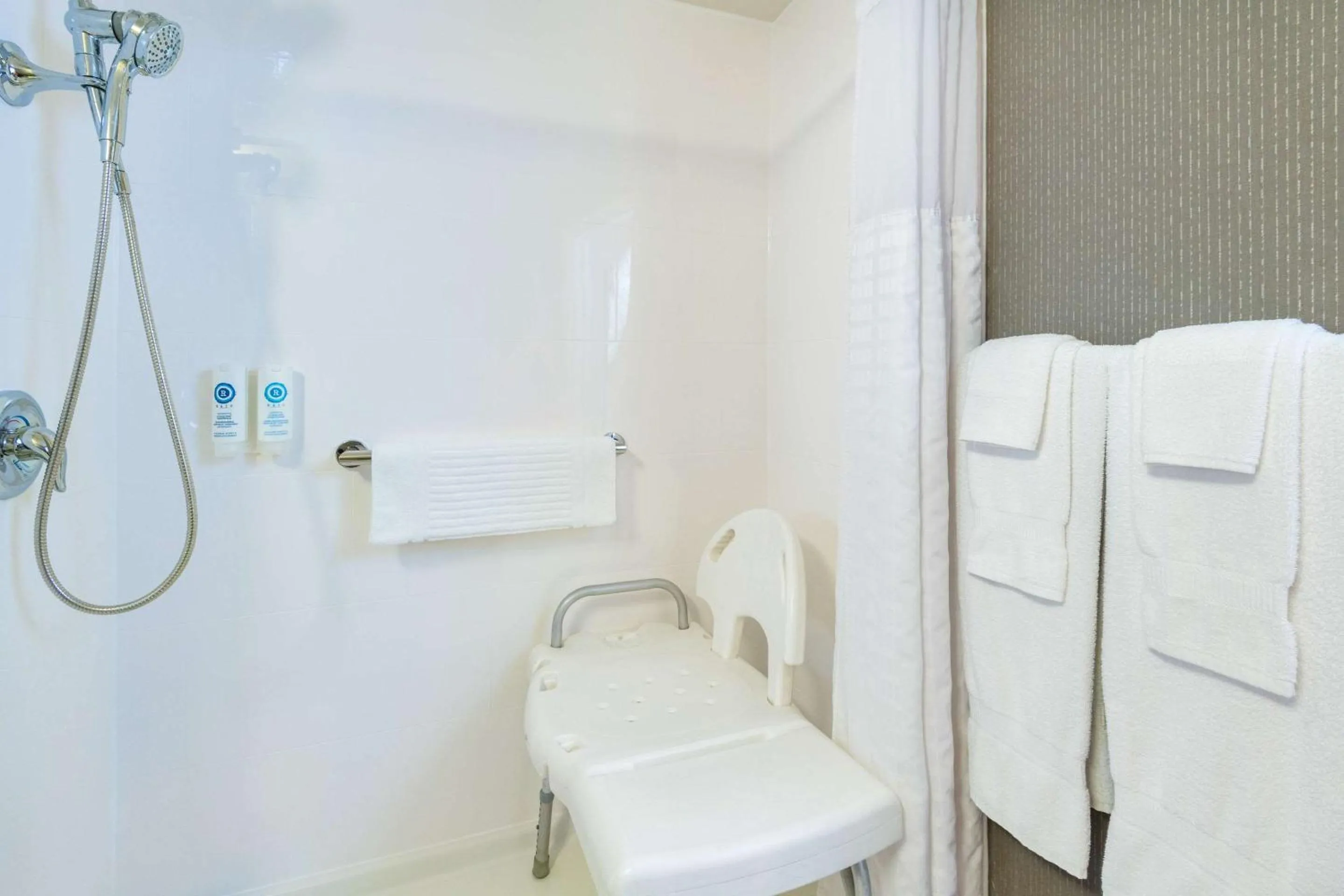 Bedroom in Comfort Inn Hwy 401