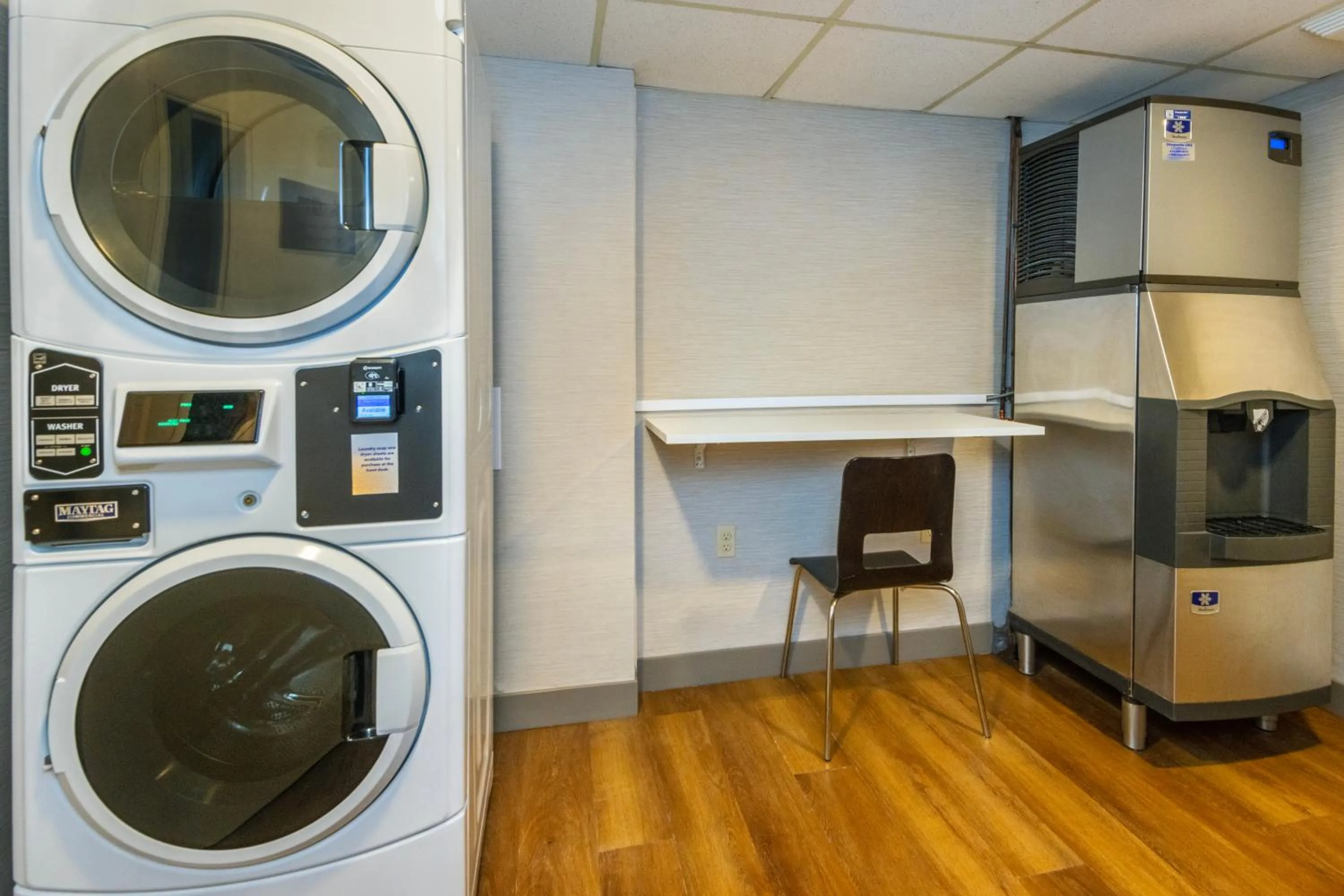 laundry in Comfort Inn Hwy 401