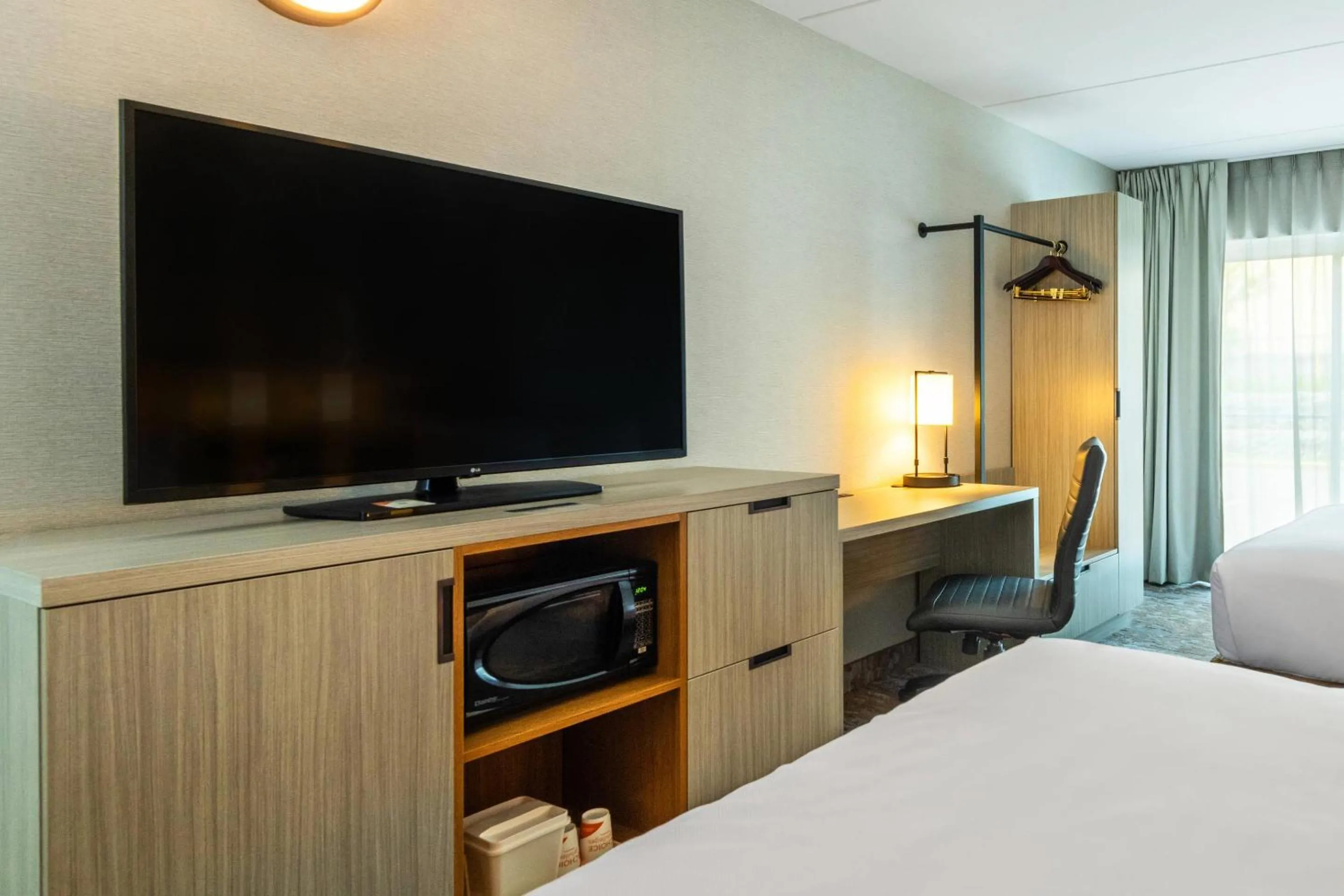 Bedroom, Bed in Comfort Inn Hwy 401