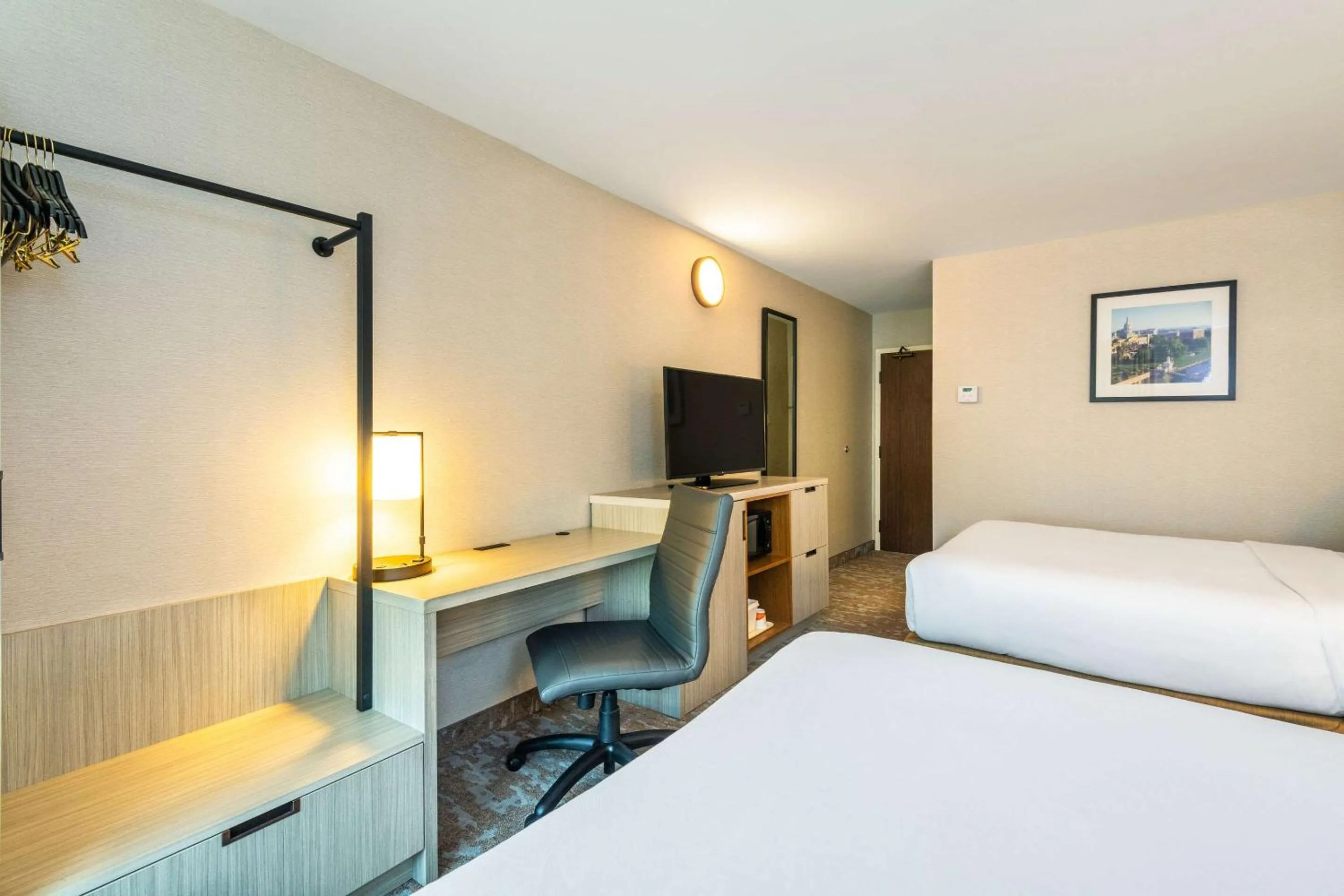 Bedroom, Bed in Comfort Inn Hwy 401