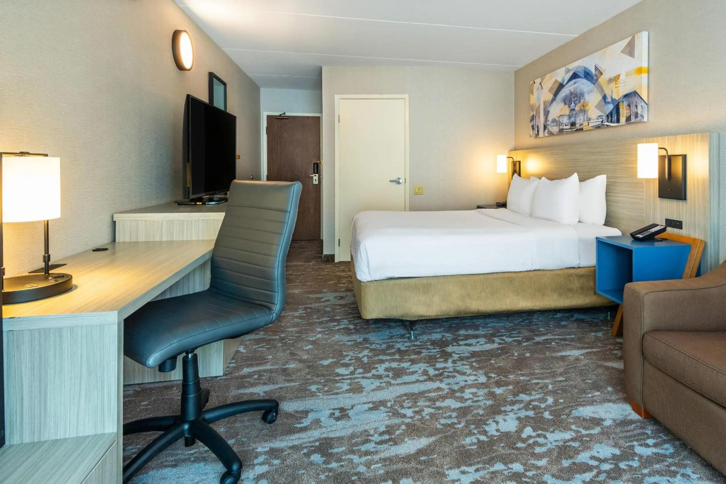 Bedroom, Bed in Comfort Inn Hwy 401