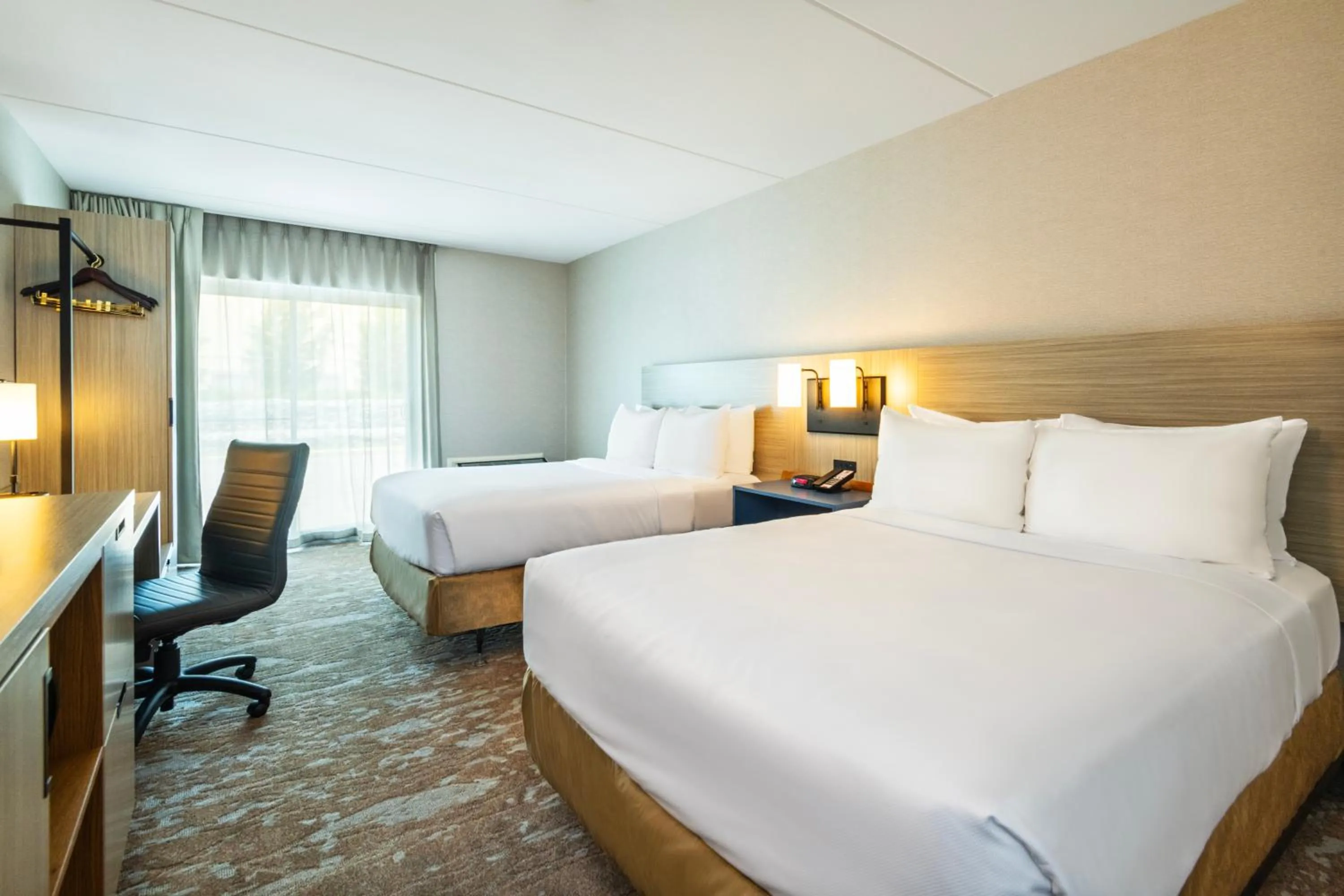 Bedroom, Bed in Comfort Inn Hwy 401