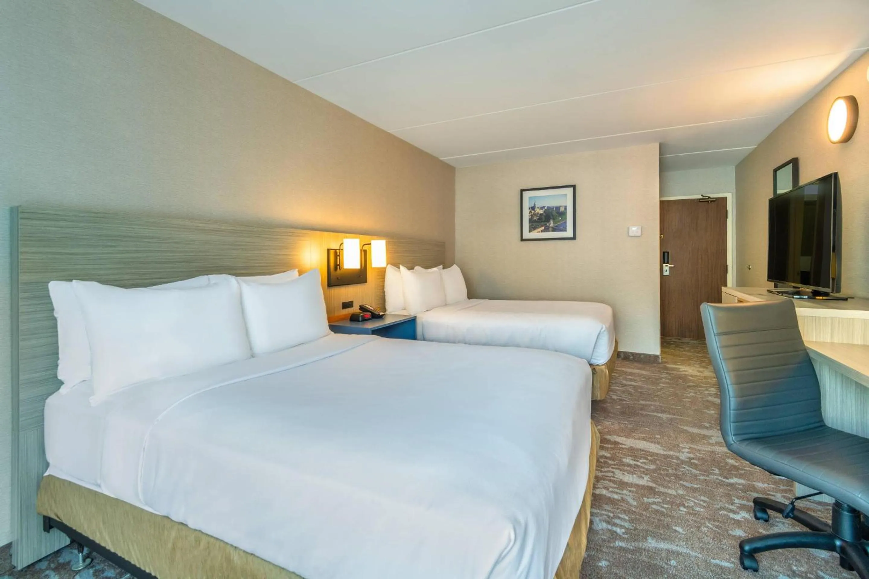 Bedroom, Bed in Comfort Inn Hwy 401