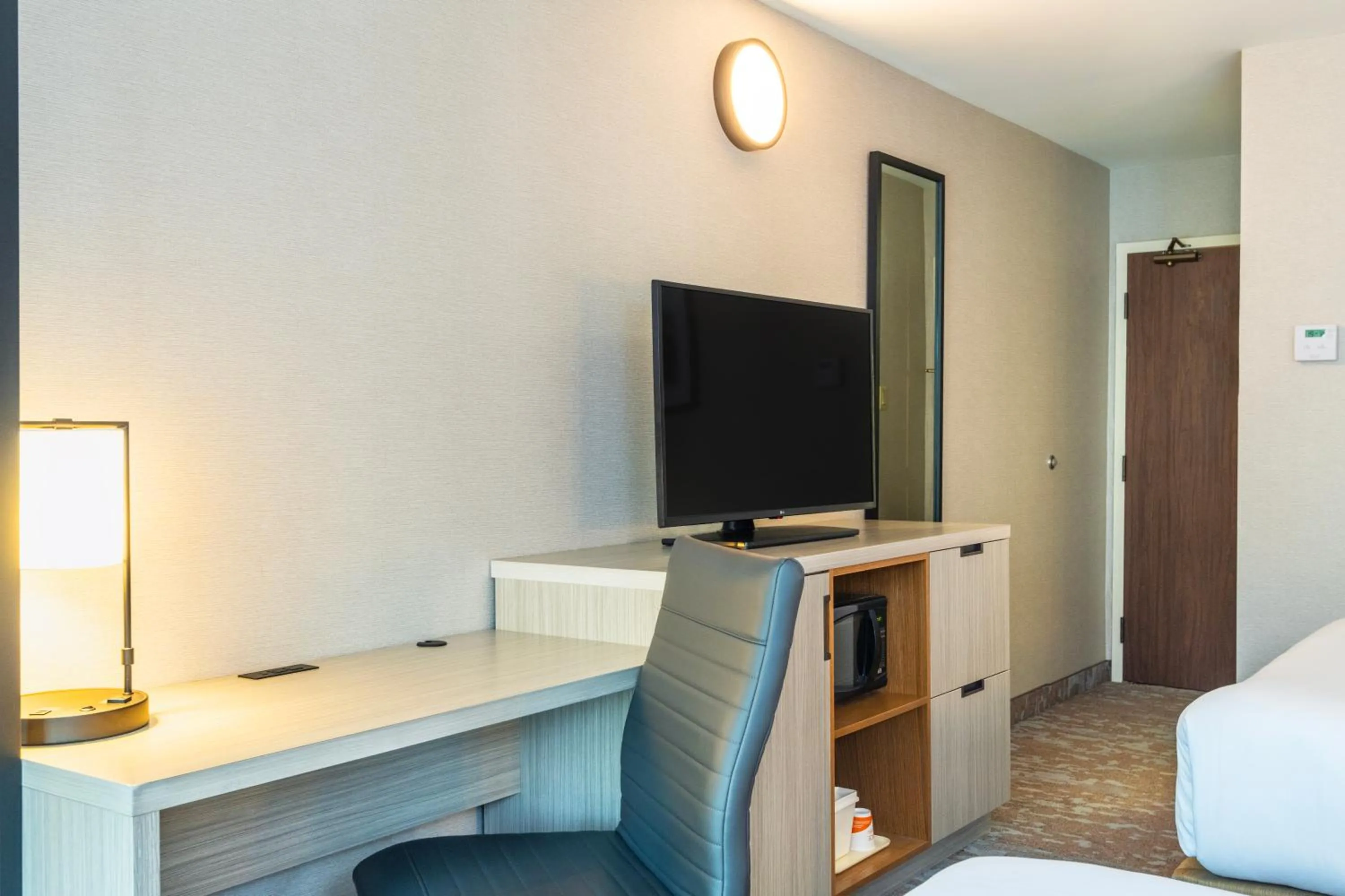 Bedroom, Bed in Comfort Inn Hwy 401