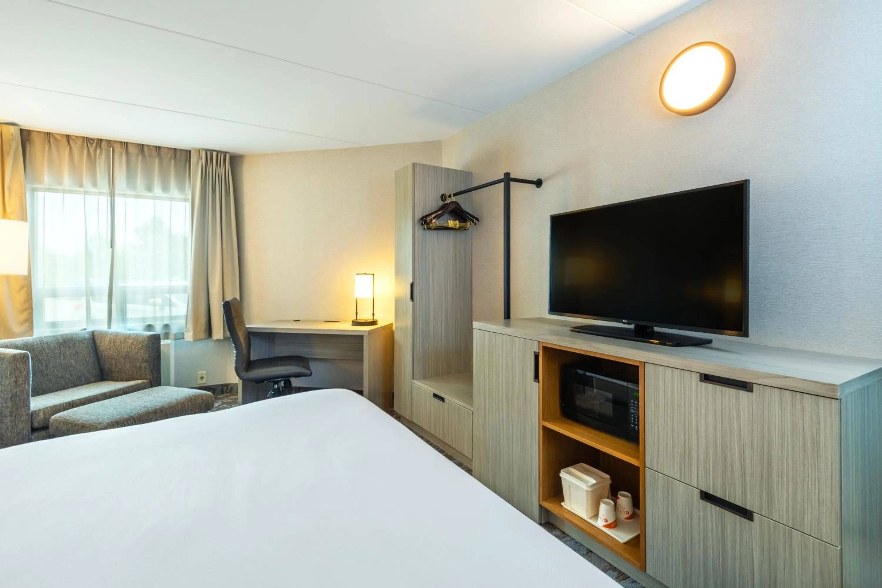 Bedroom, Bed in Comfort Inn Hwy 401