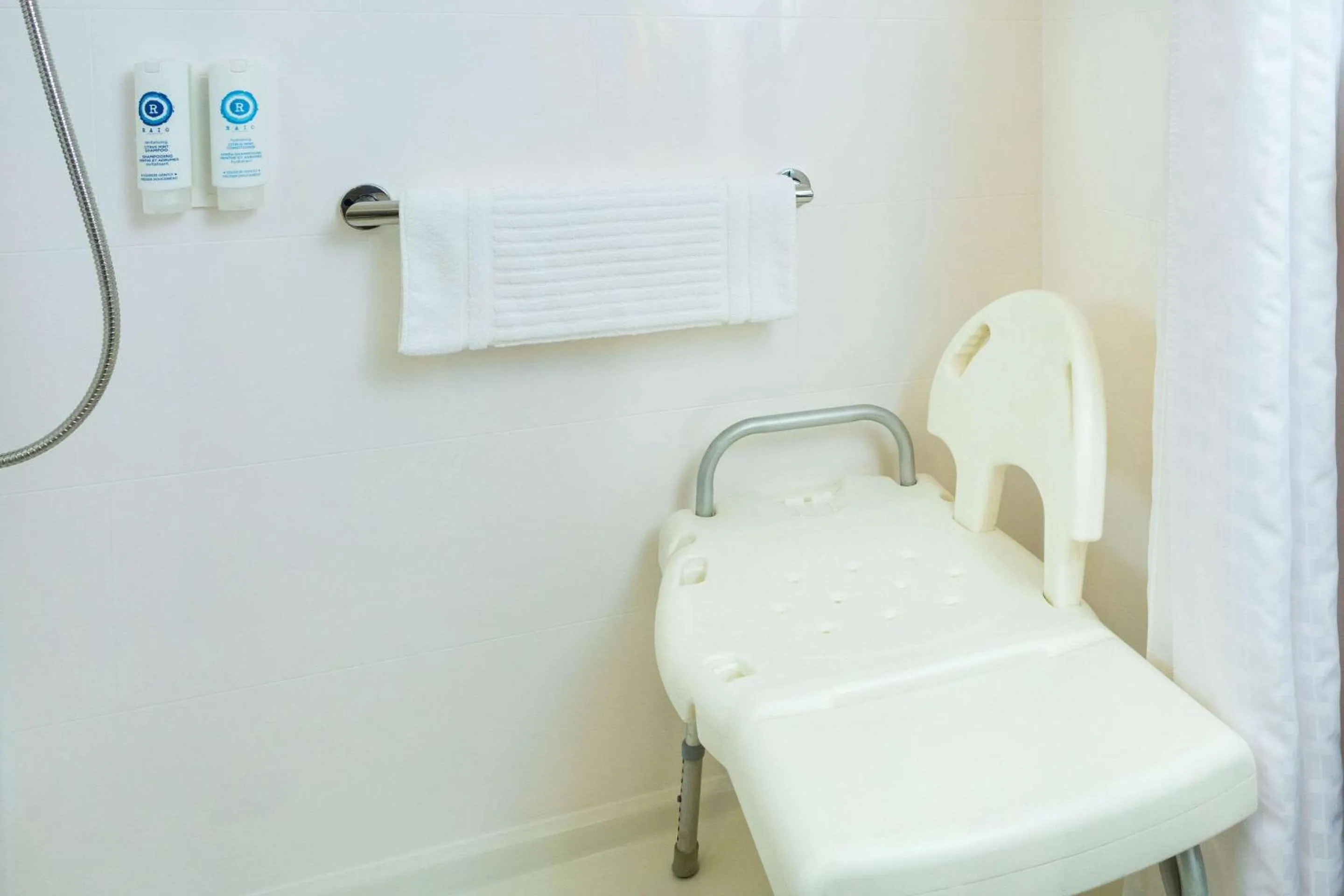 Bedroom in Comfort Inn Hwy 401