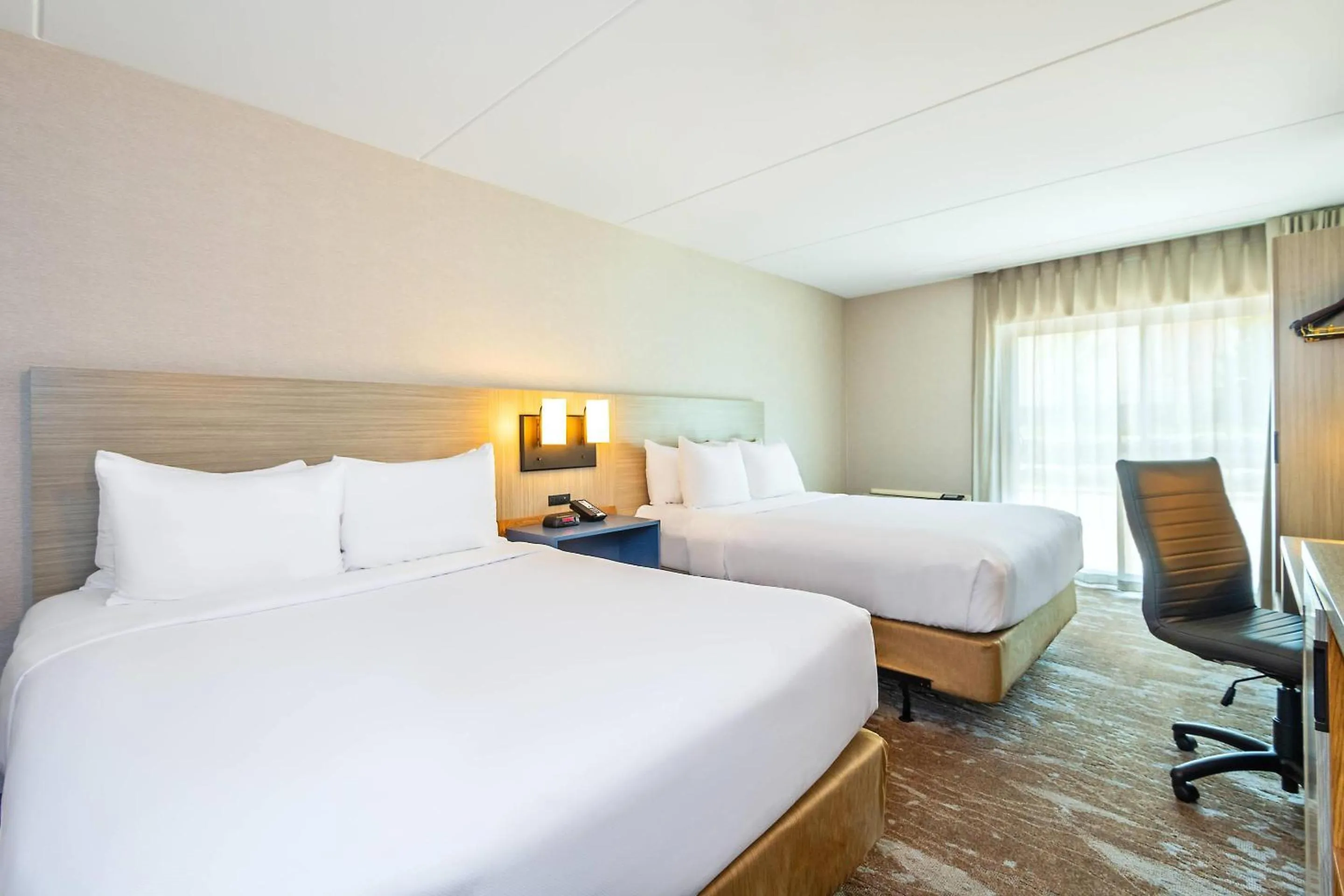 Bedroom, Bed in Comfort Inn Hwy 401