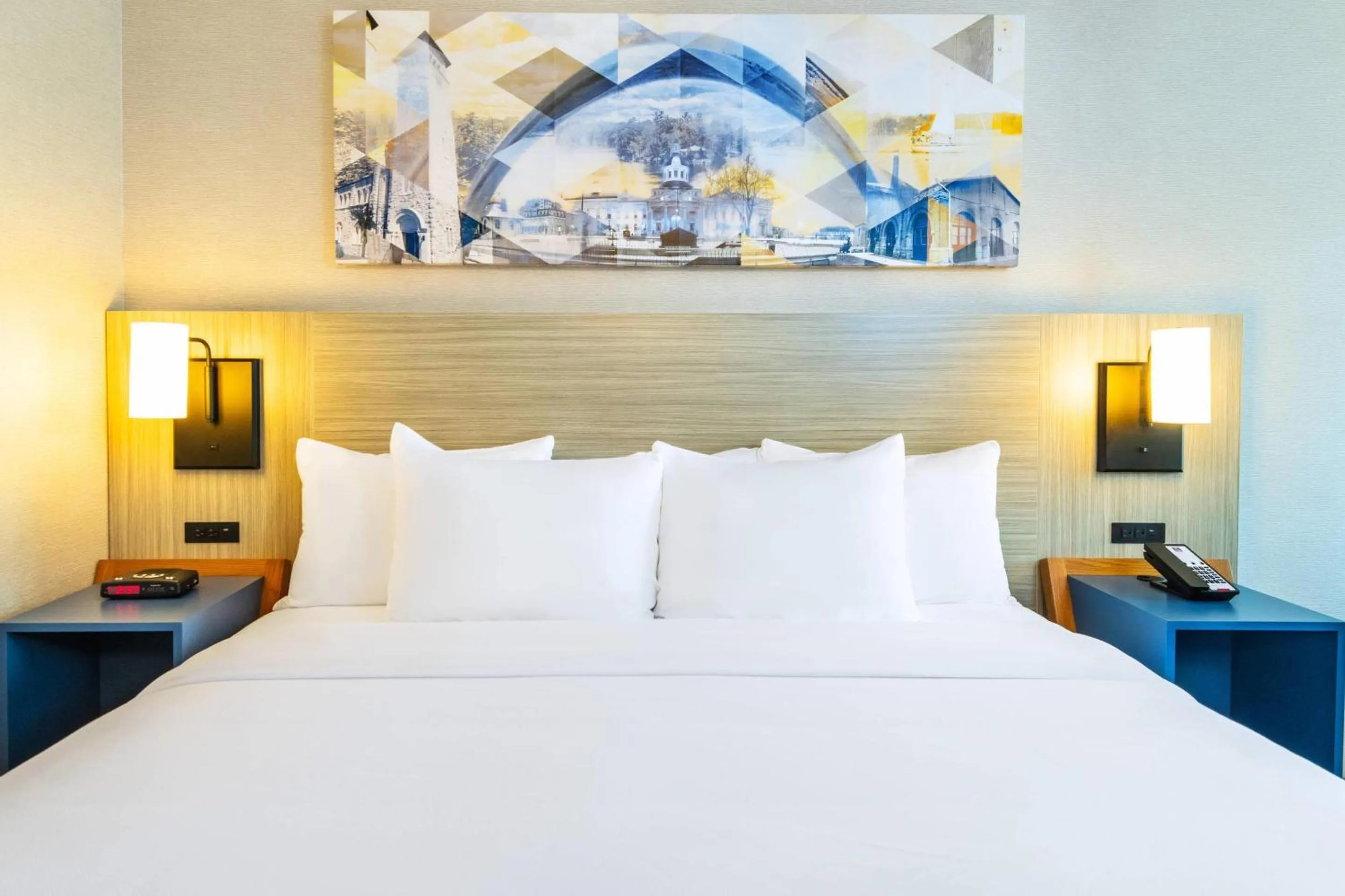 Bedroom, Bed in Comfort Inn Hwy 401