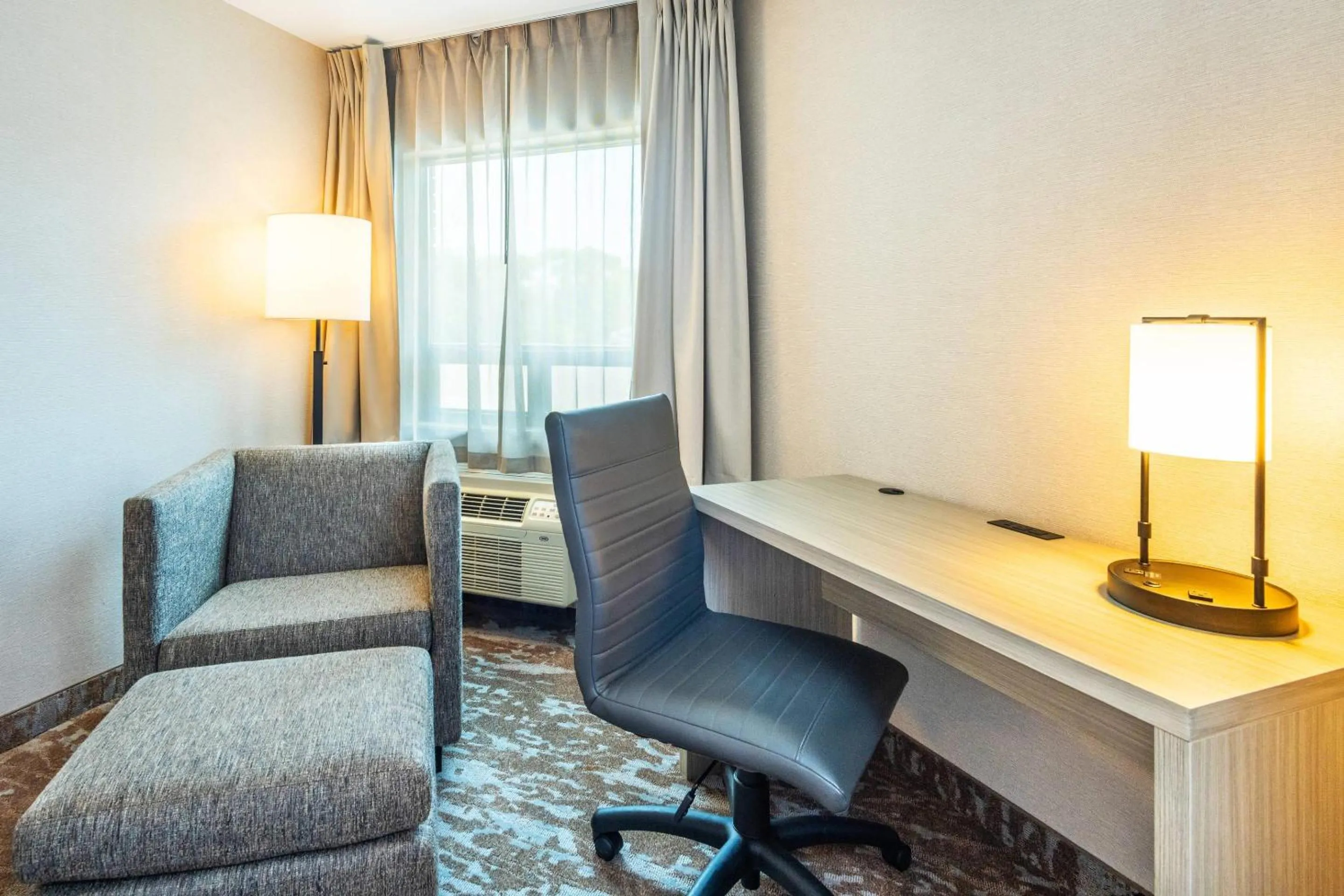 Bedroom in Comfort Inn Hwy 401