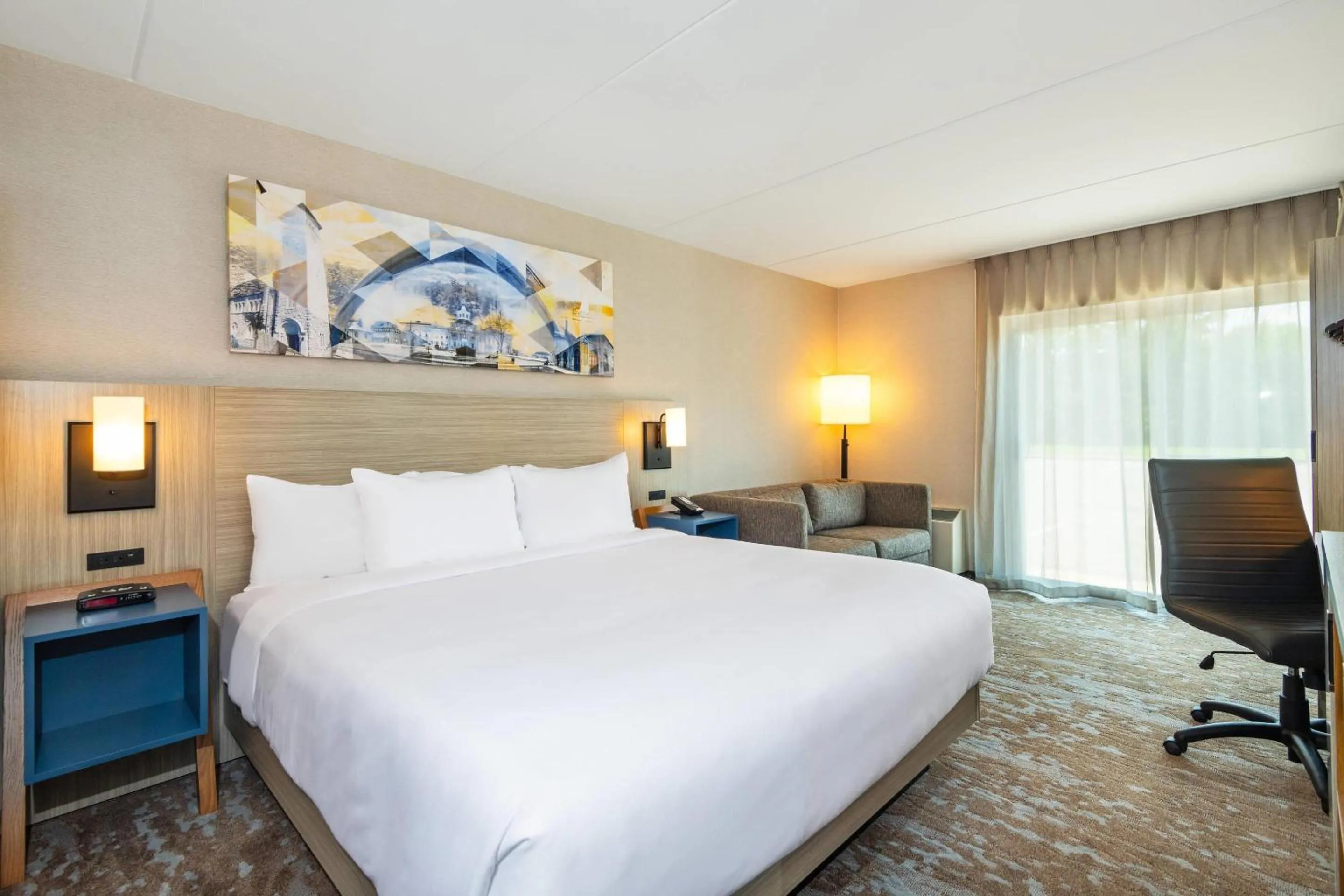 Bedroom, Bed in Comfort Inn Hwy 401