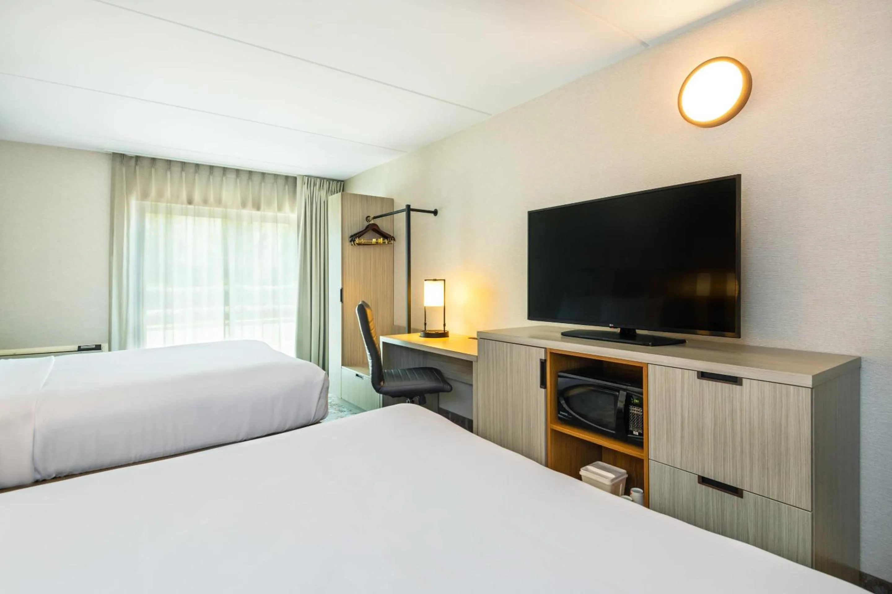 Bedroom, Bed in Comfort Inn Hwy 401