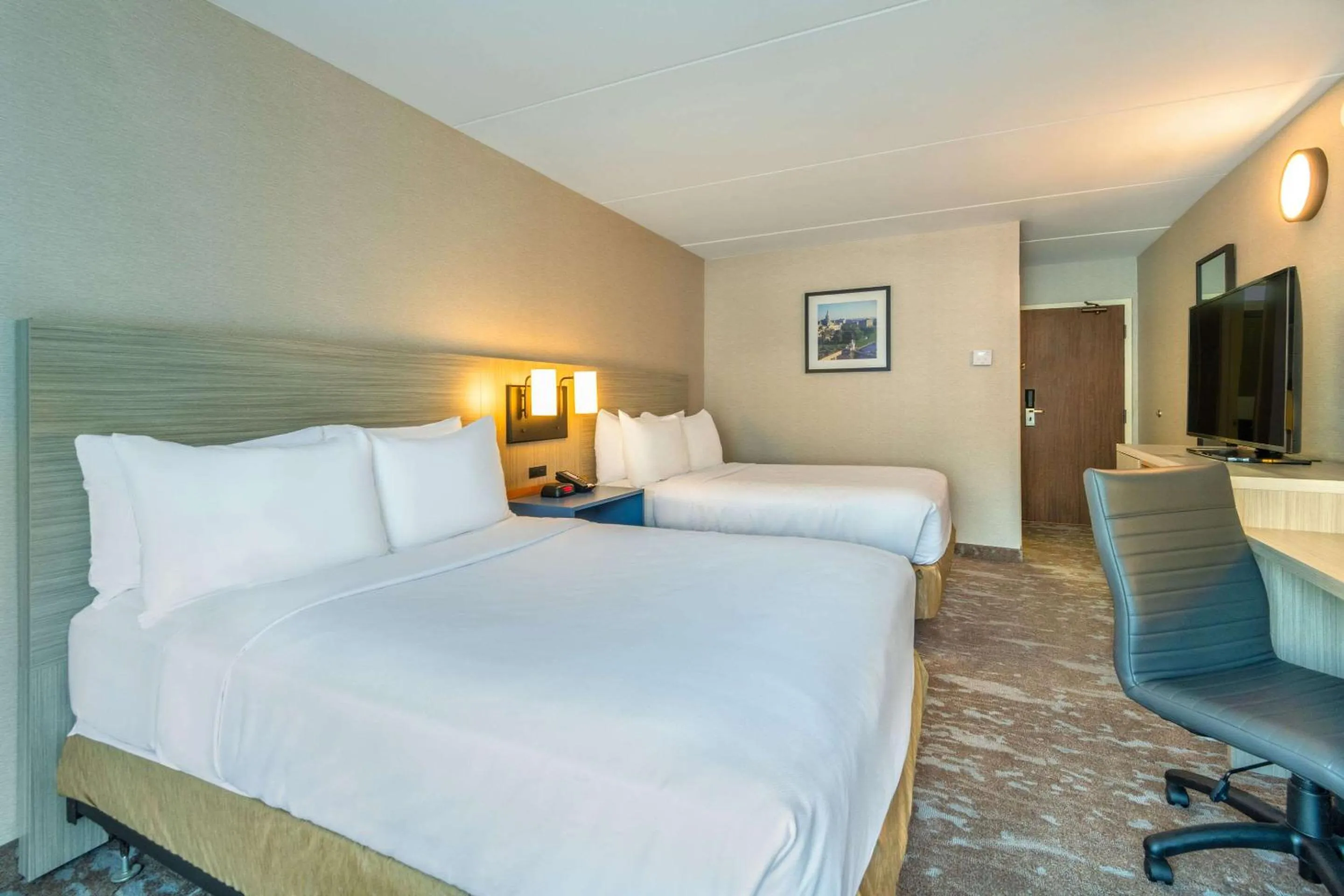 Bedroom, Bed in Comfort Inn Hwy 401