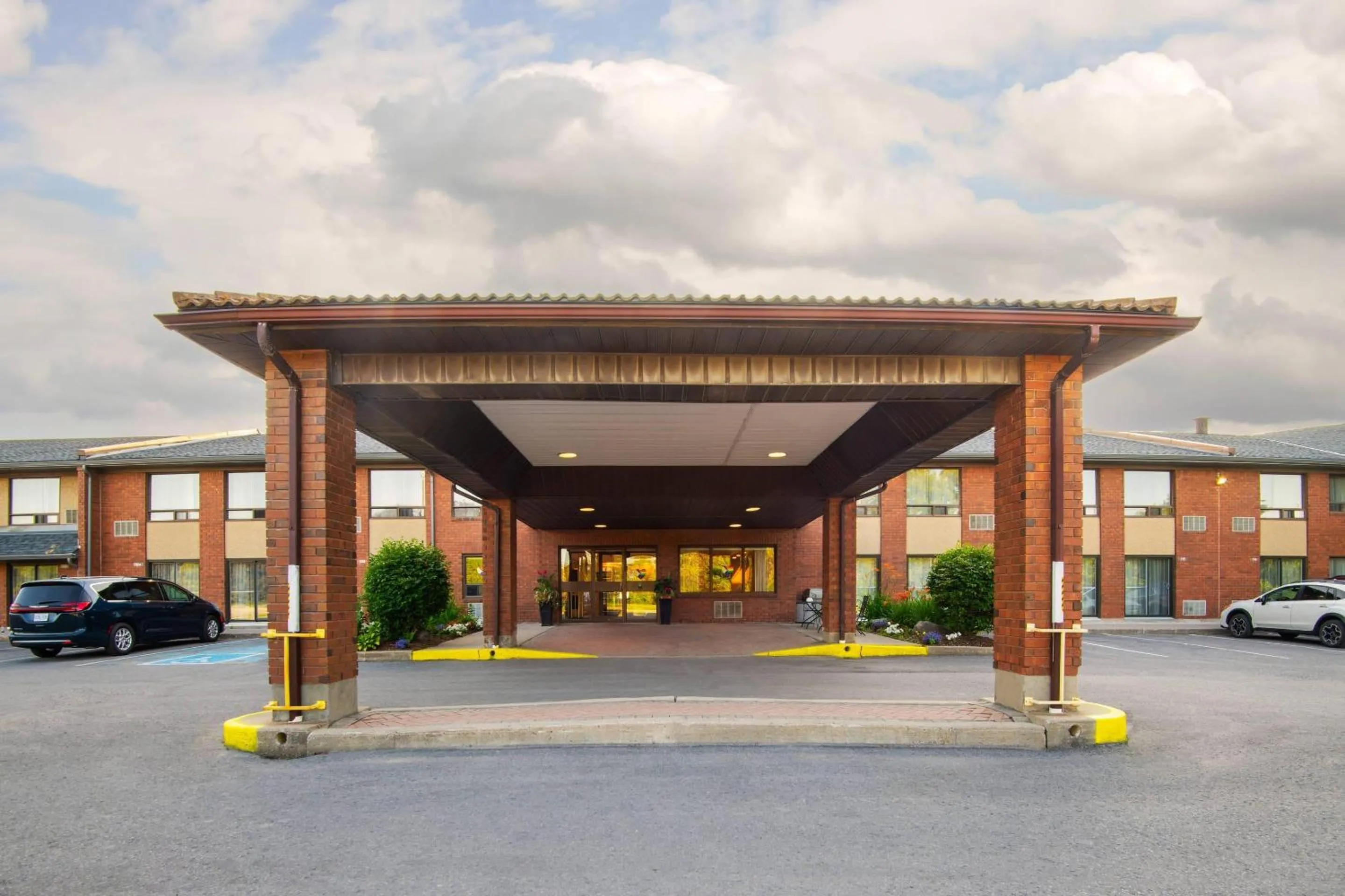 Property building in Comfort Inn Hwy 401