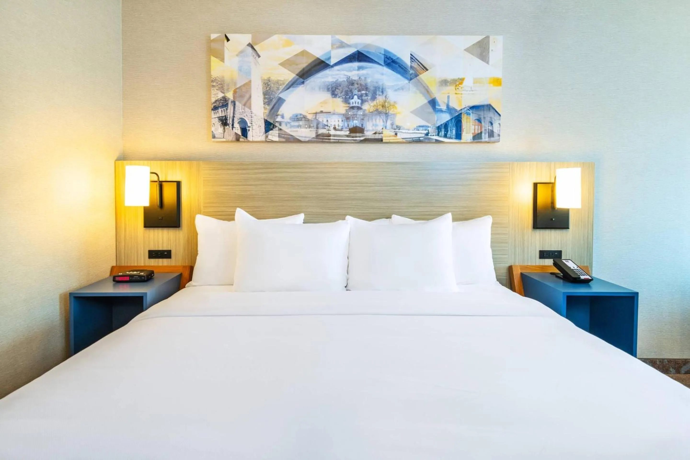 Bedroom, Bed in Comfort Inn Hwy 401