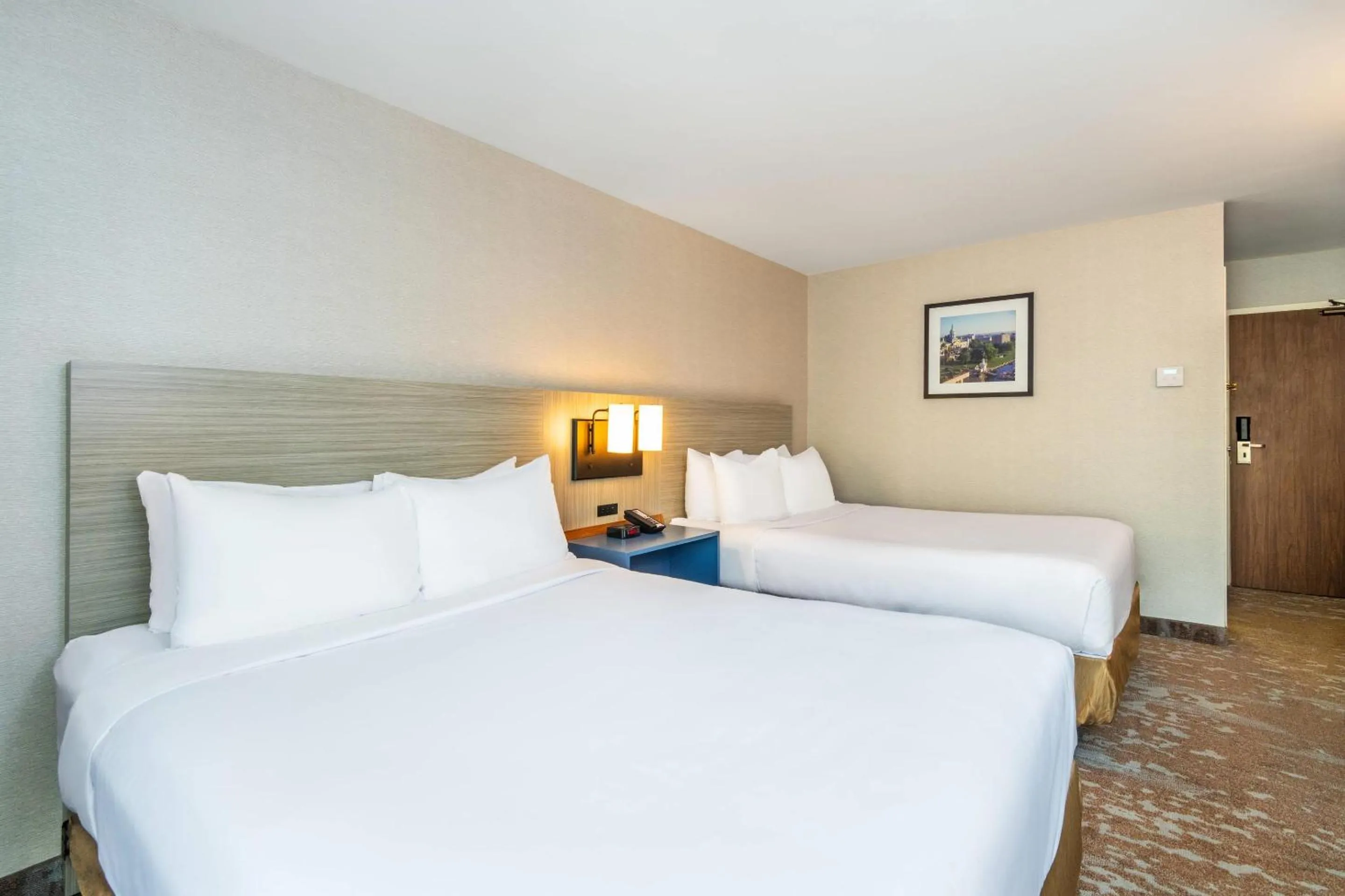 Bedroom, Bed in Comfort Inn Hwy 401