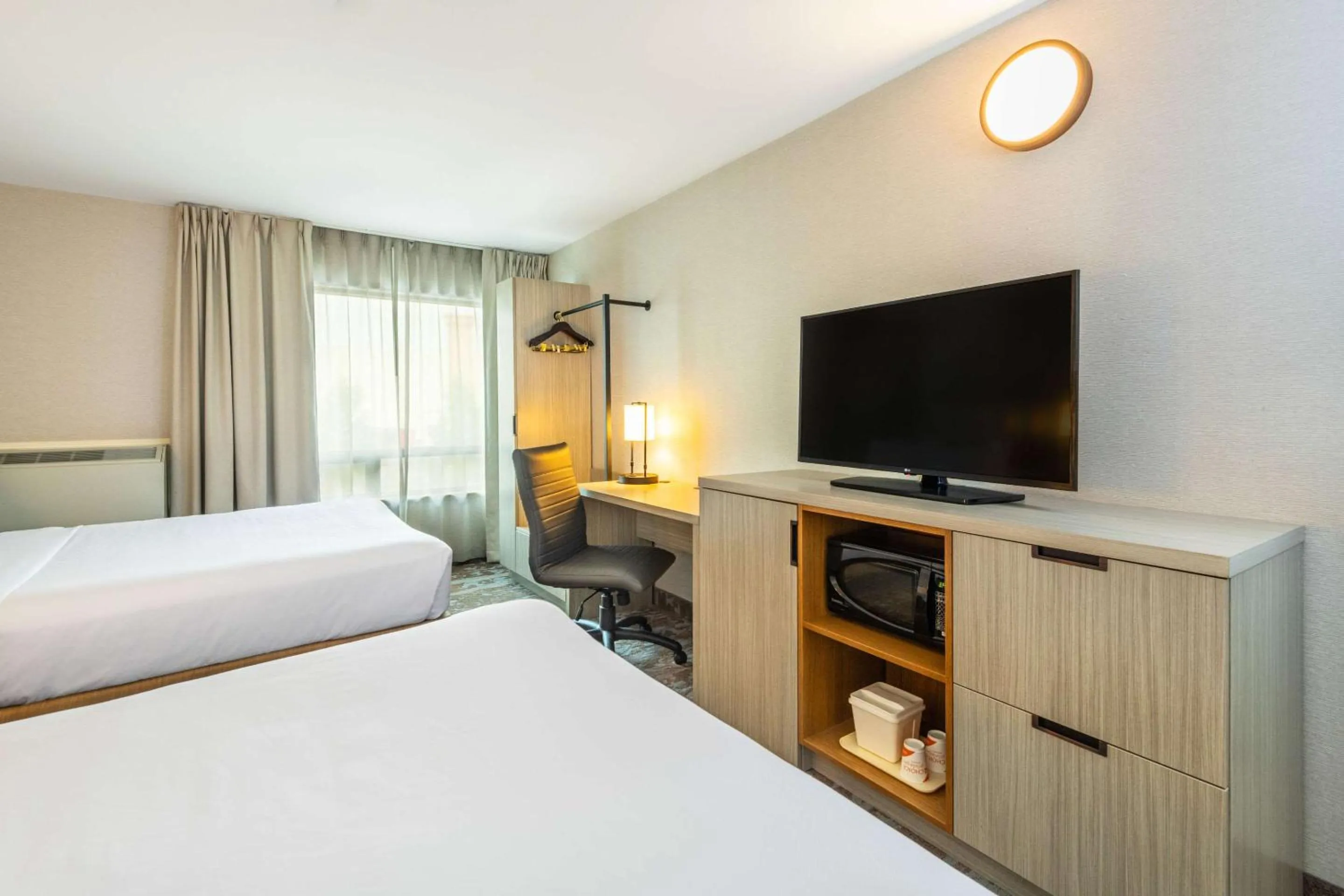 Bedroom, Bed in Comfort Inn Hwy 401