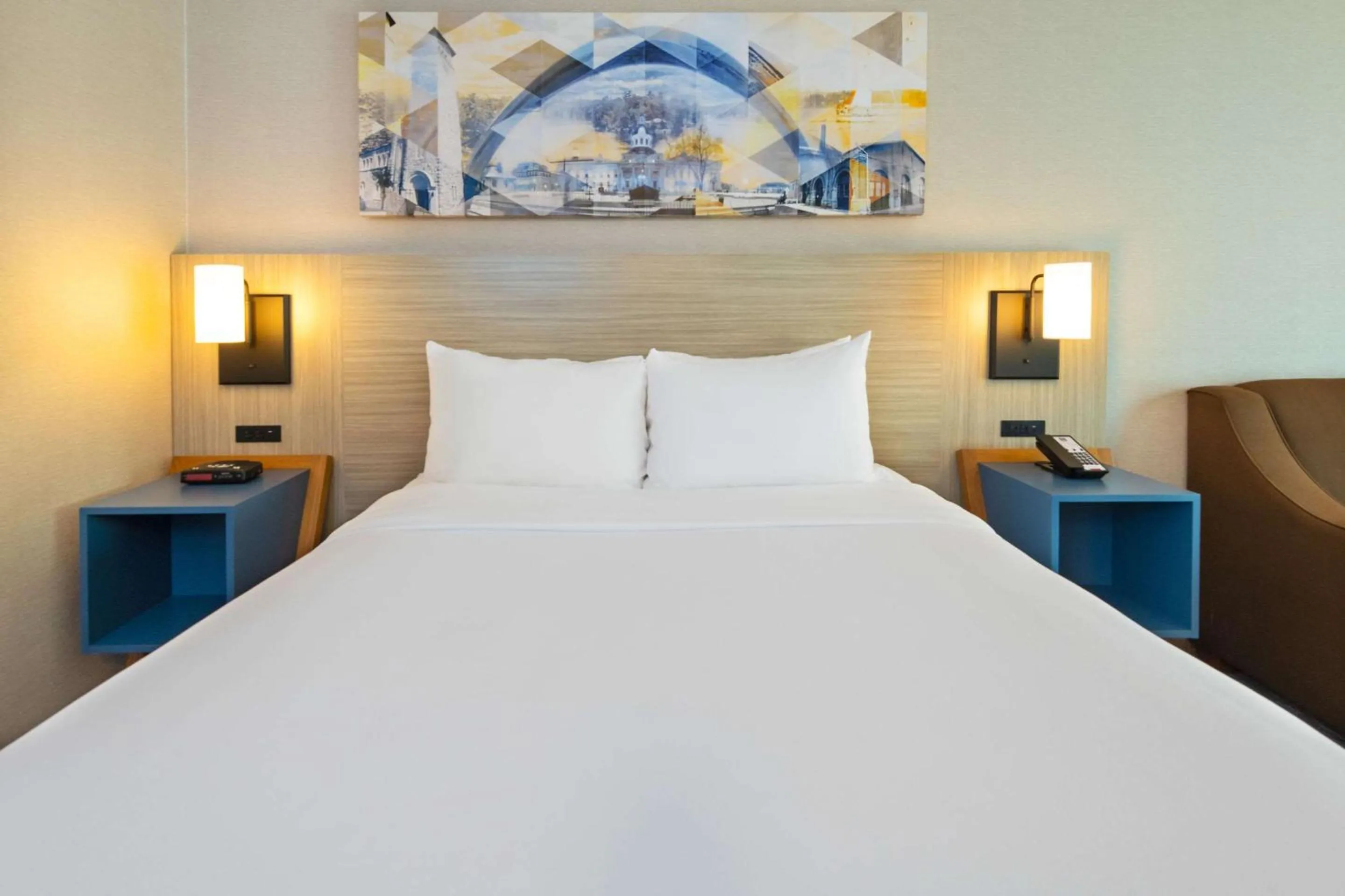 Bedroom, Bed in Comfort Inn Hwy 401