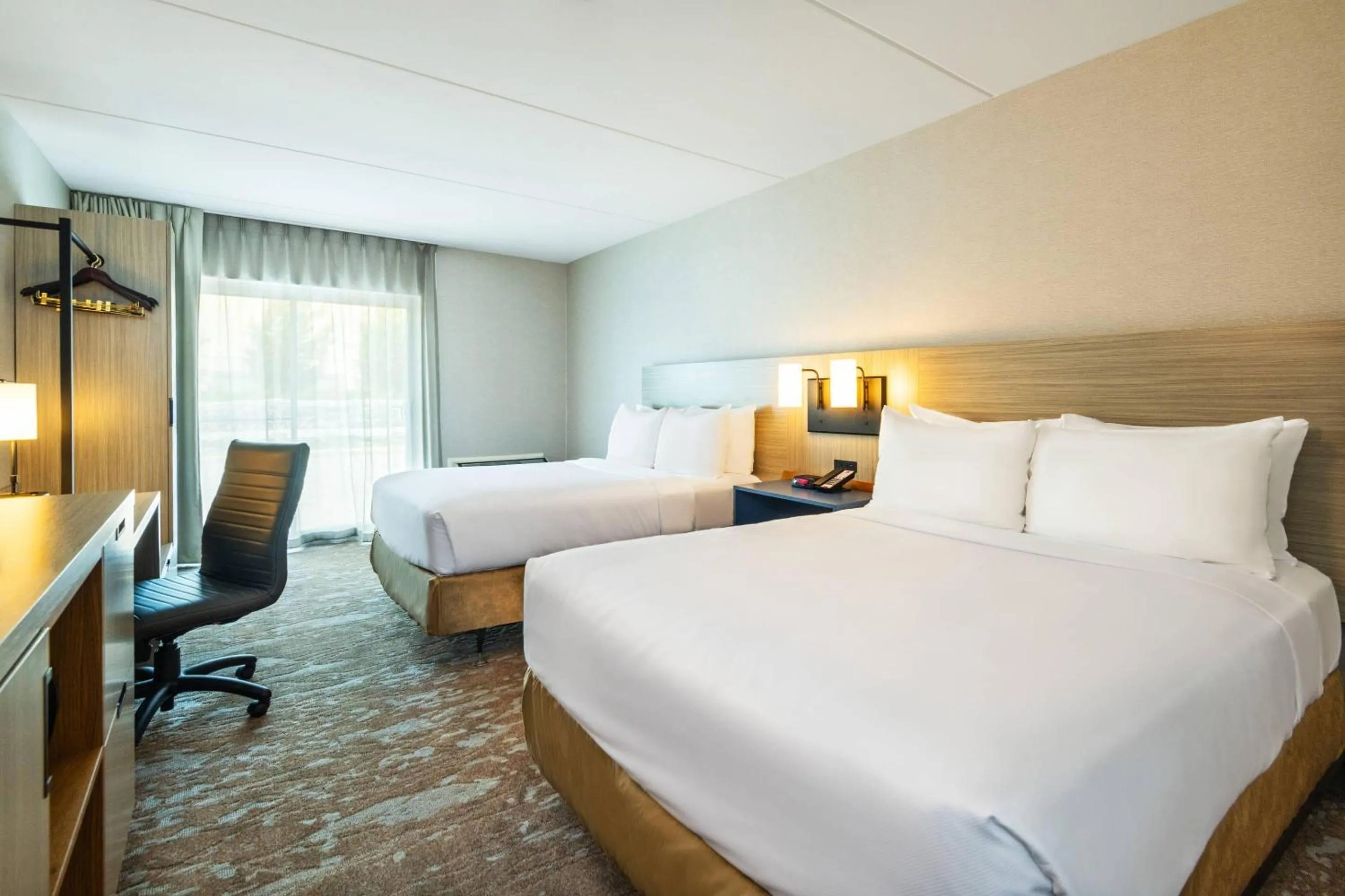 Bedroom, Bed in Comfort Inn Hwy 401