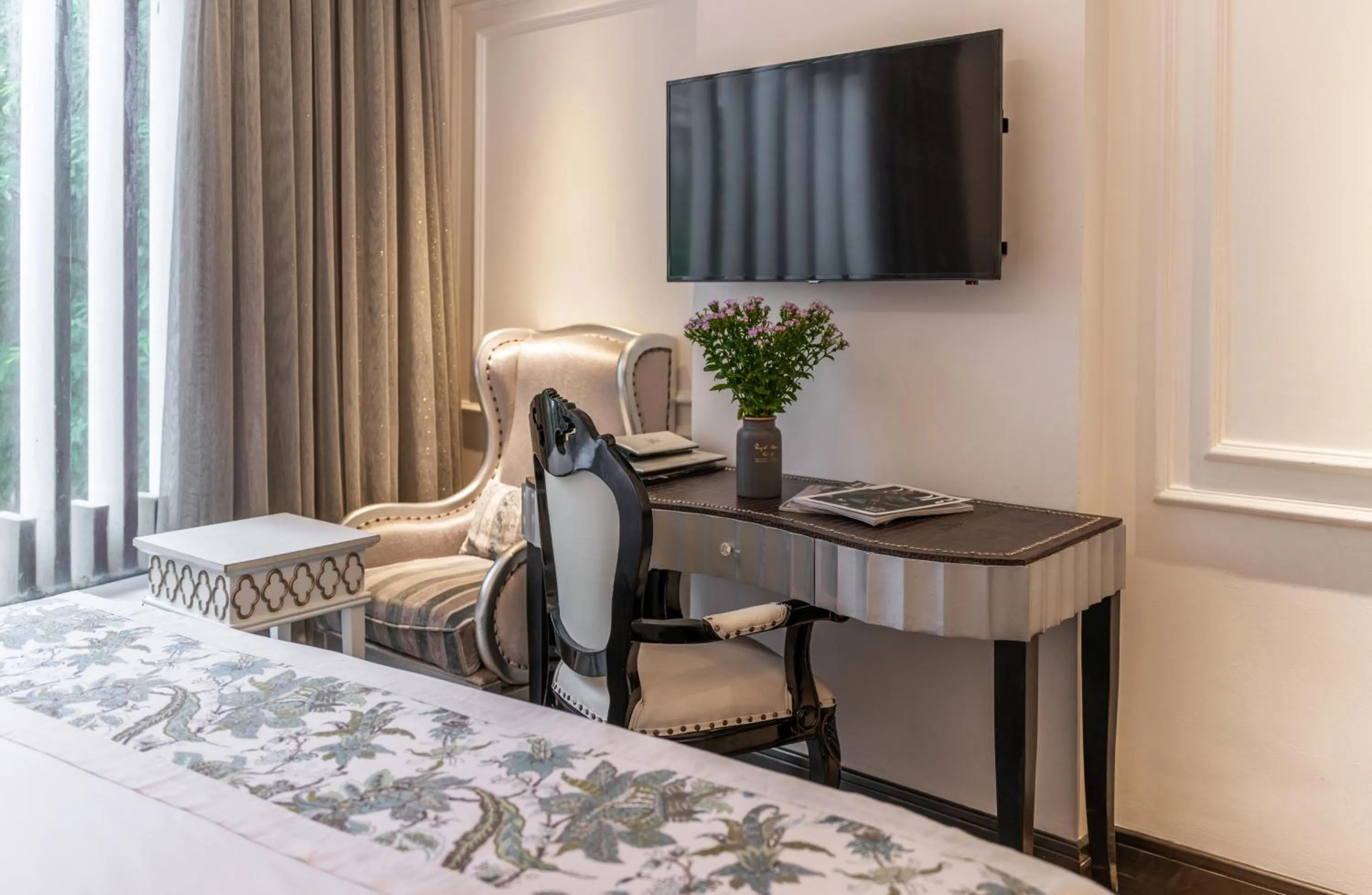 TV and multimedia, Bed in A&EM Saigon Hotel