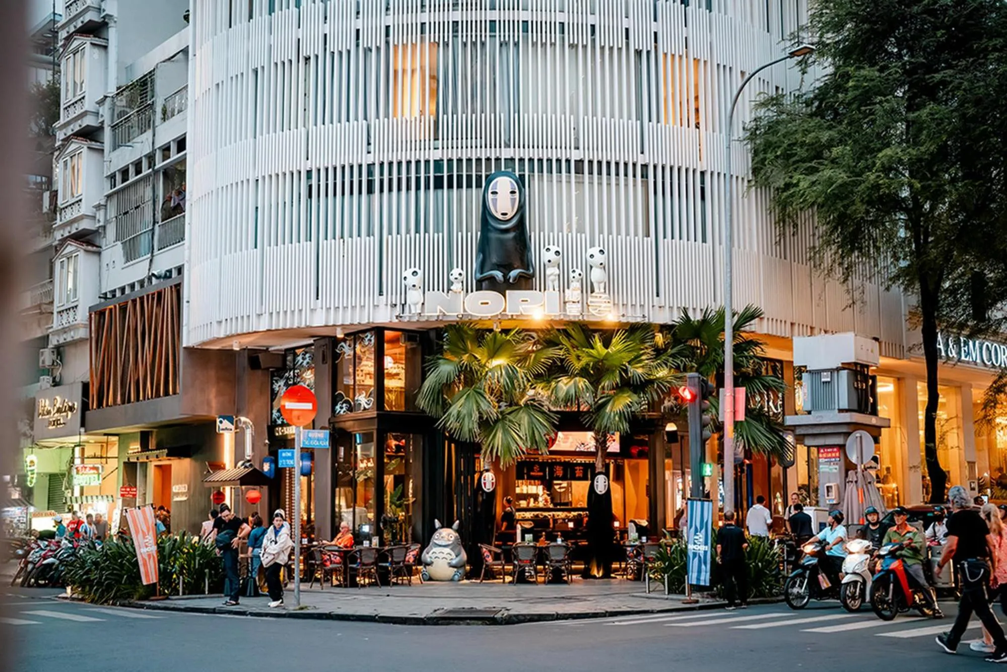 Restaurant/places to eat in A&EM Saigon Hotel