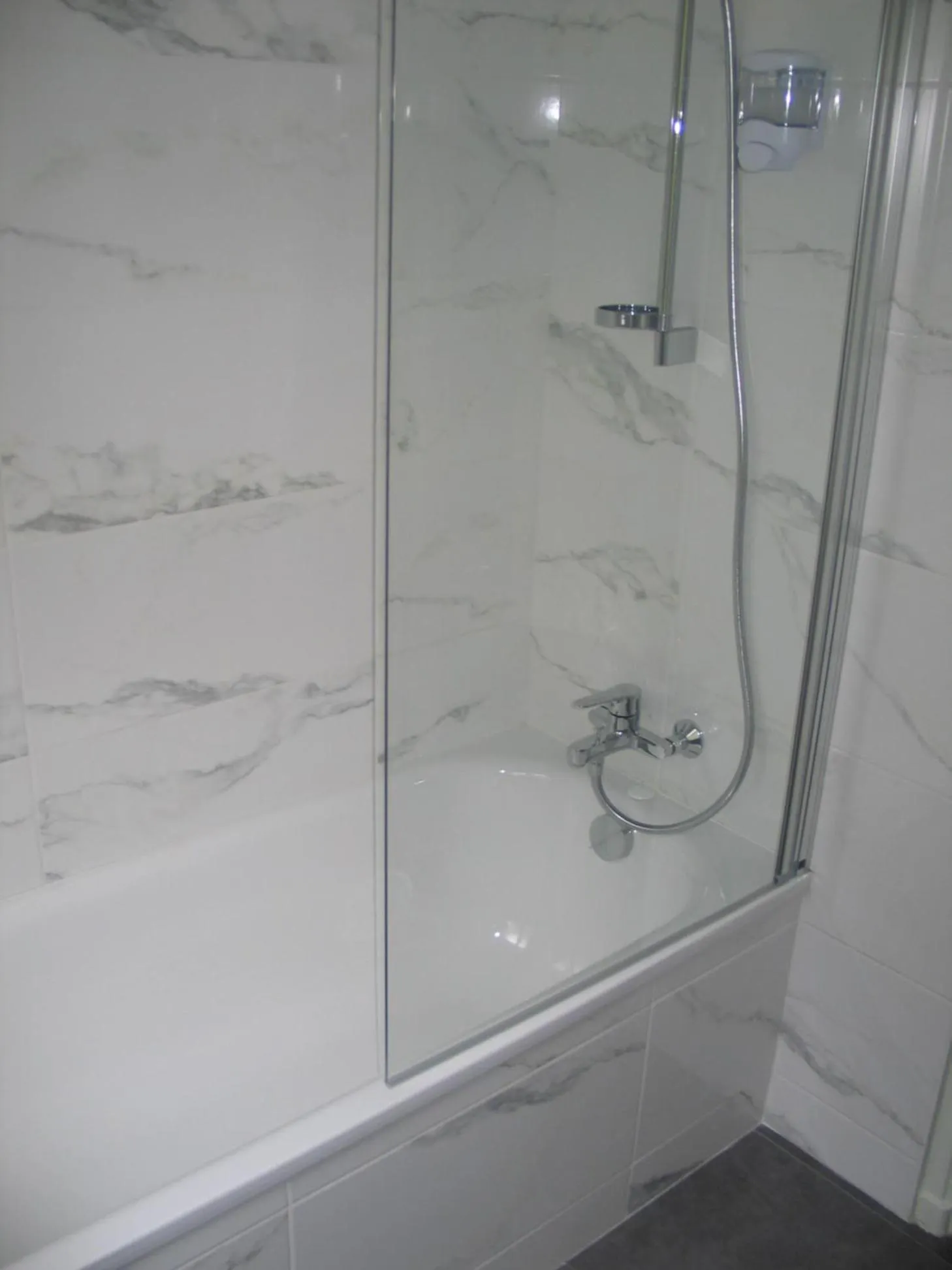 Bathroom in Hotel ASTORIA- Saint Etienne-Centre des Congrès-