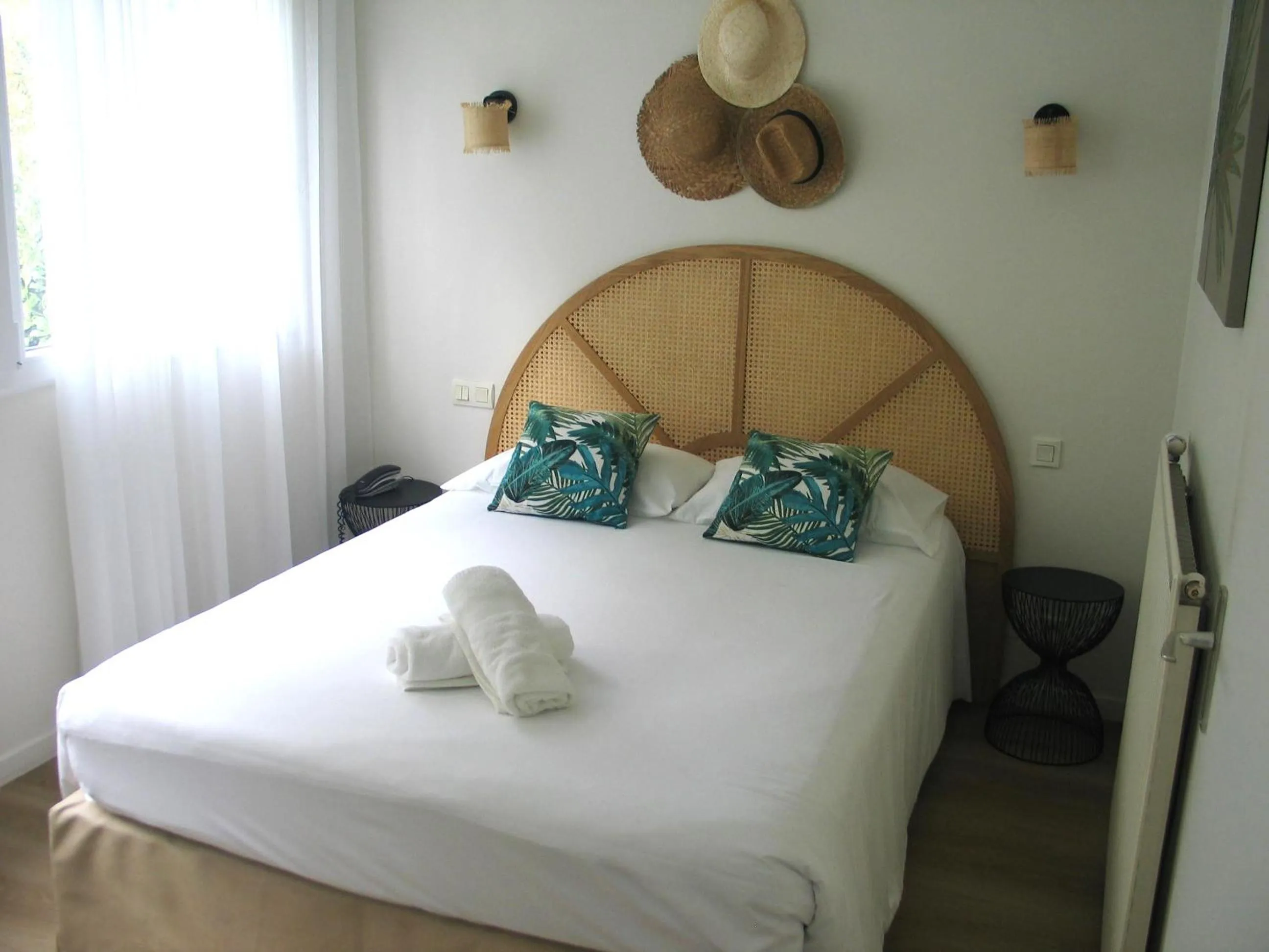 Bedroom, Bed in Hotel ASTORIA- Saint Etienne-Centre des Congrès-