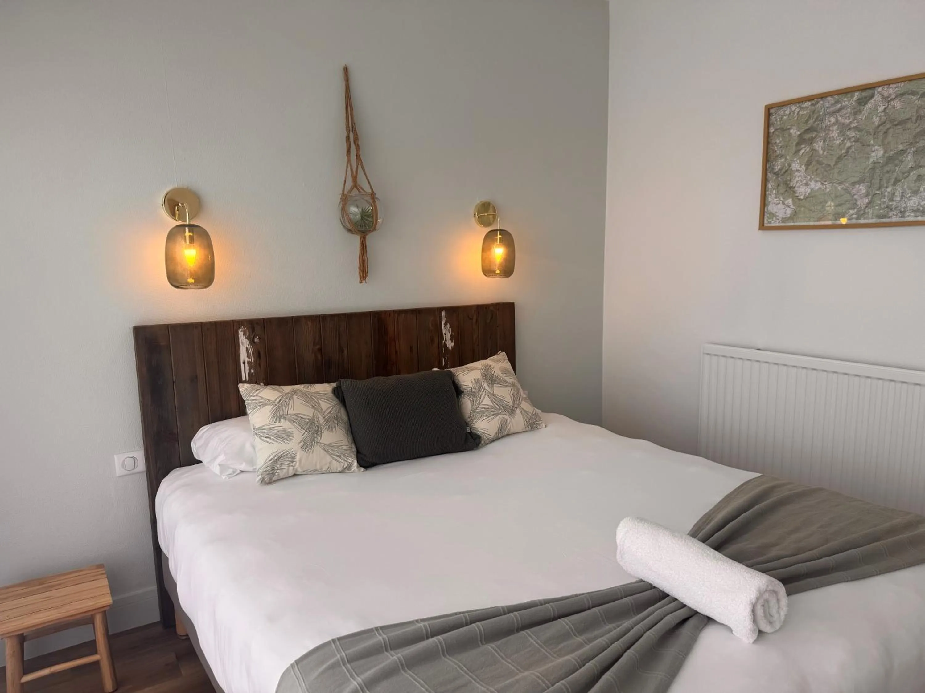 Bed in Hotel ASTORIA- Saint Etienne-Centre des Congrès-