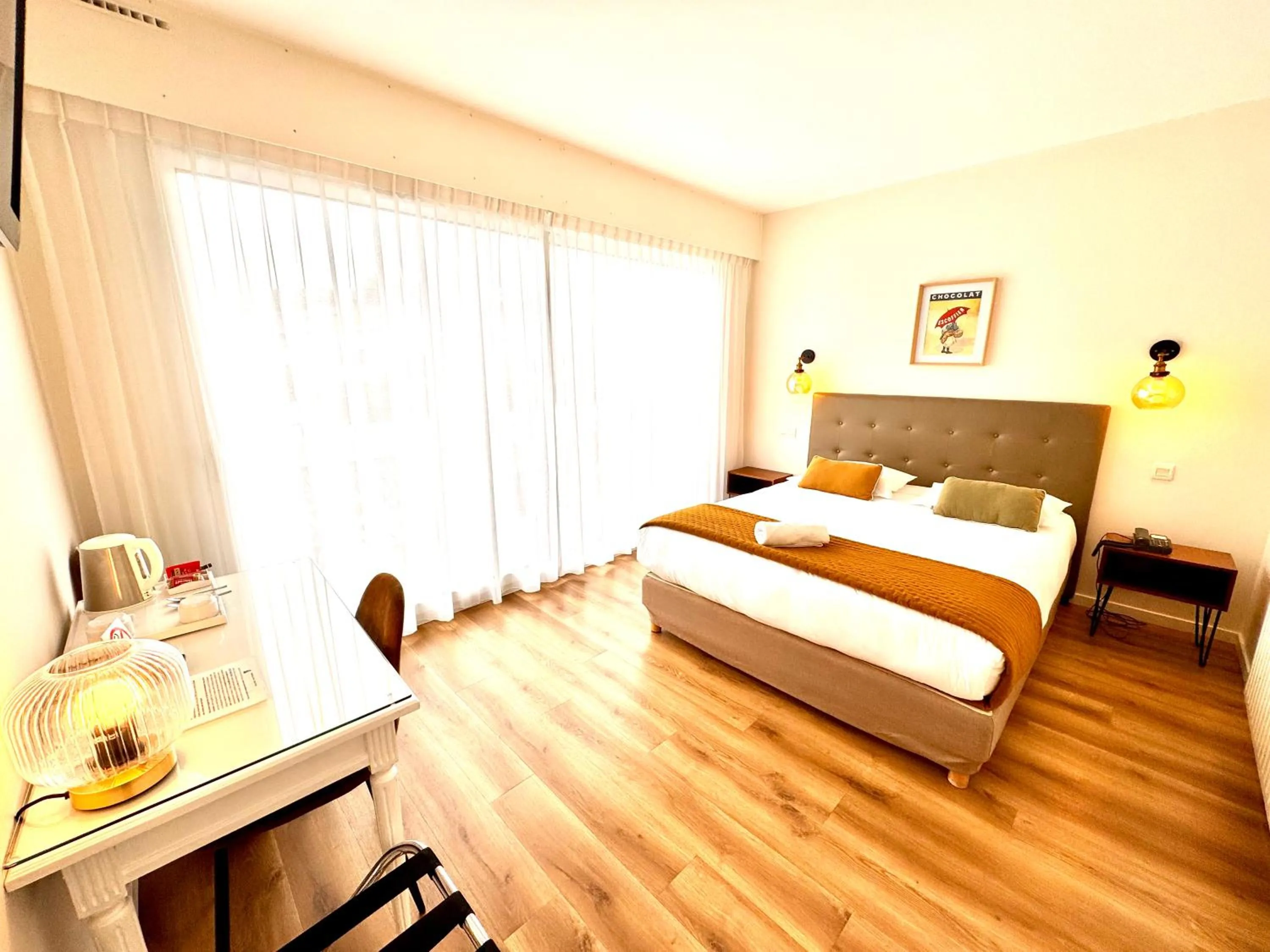 Bed in Hotel ASTORIA- Saint Etienne-Centre des Congrès-