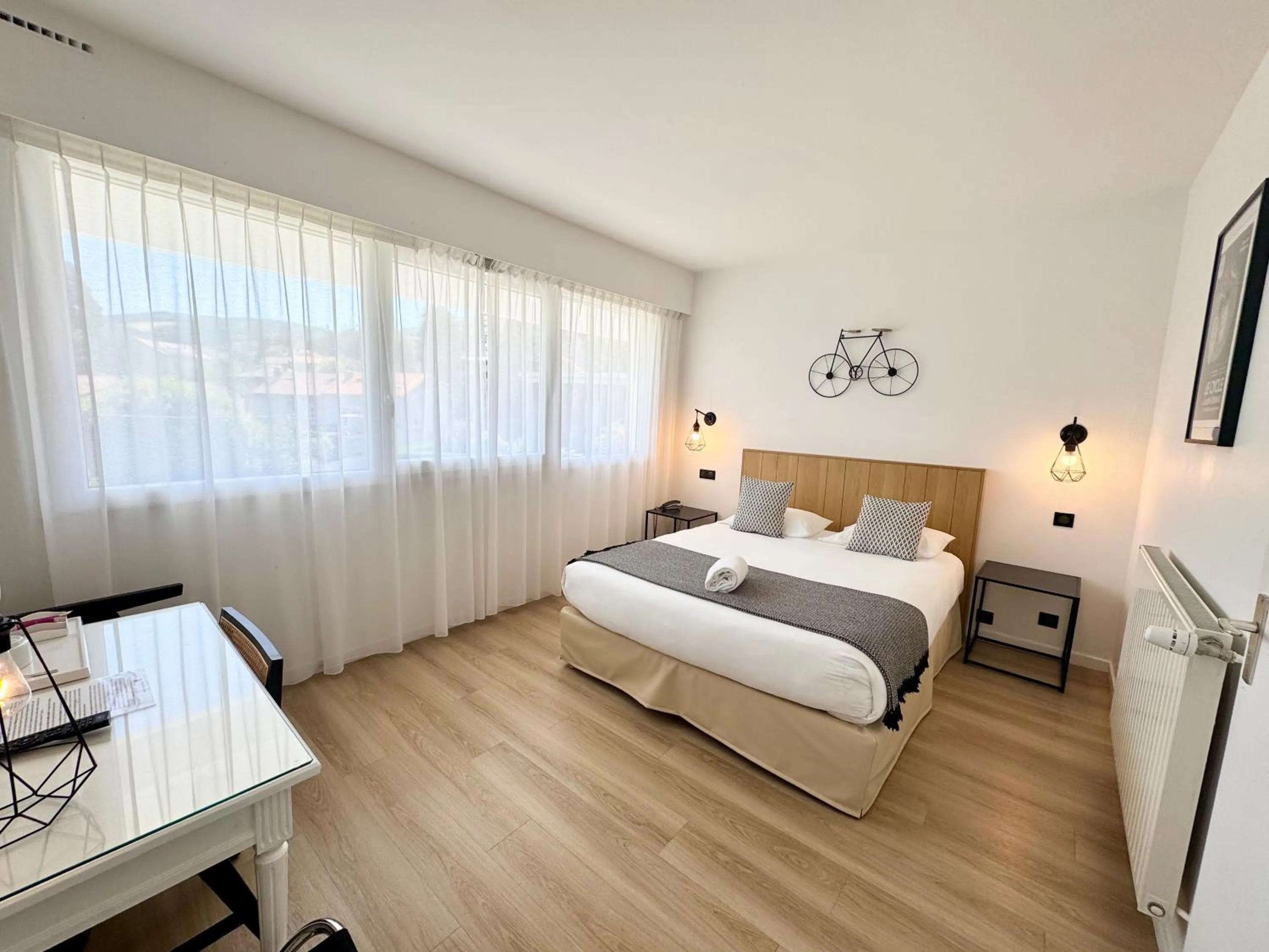 Bed in Hotel ASTORIA- Saint Etienne-Centre des Congrès-