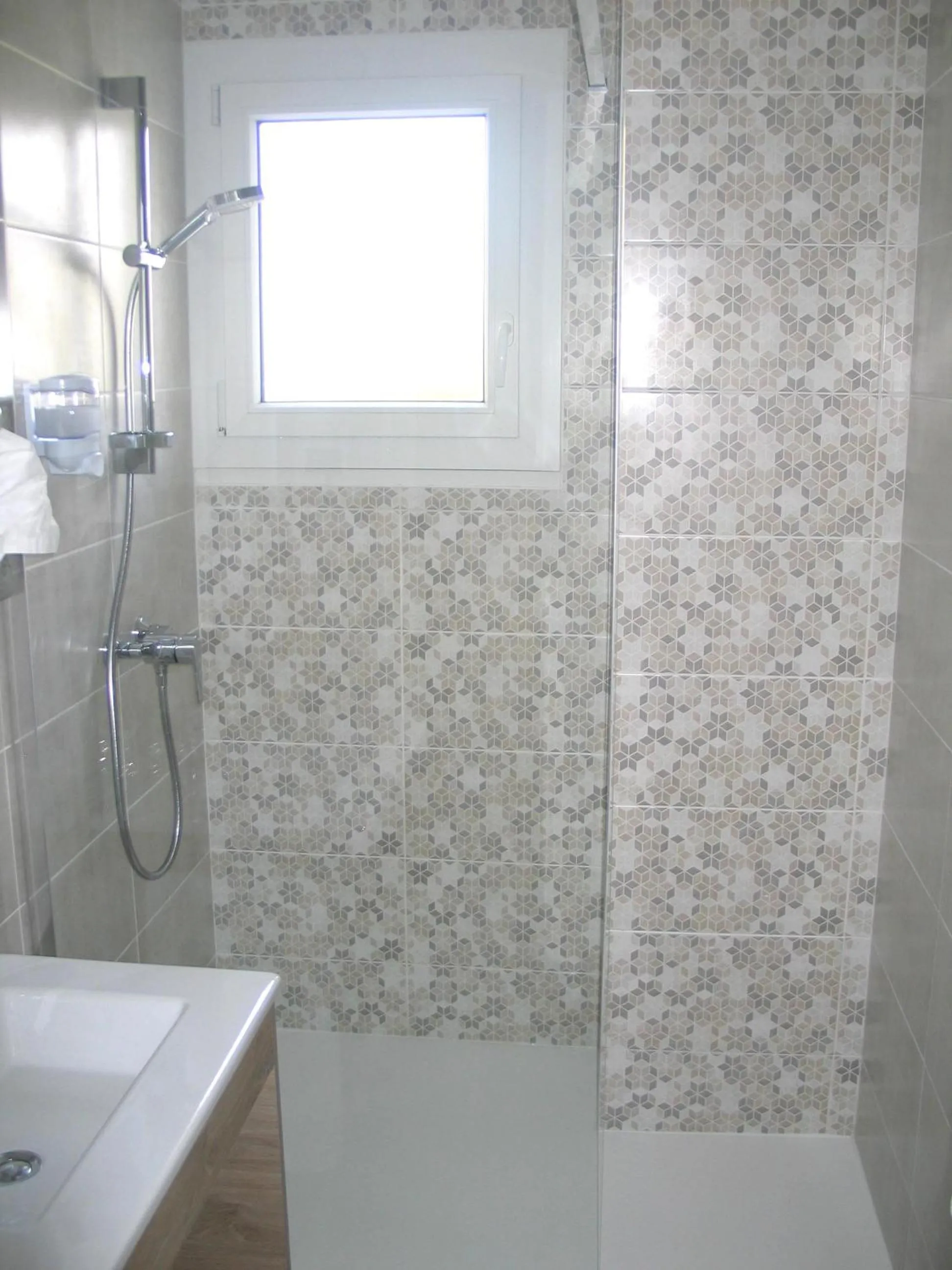 Shower in Hotel ASTORIA- Saint Etienne-Centre des Congrès-