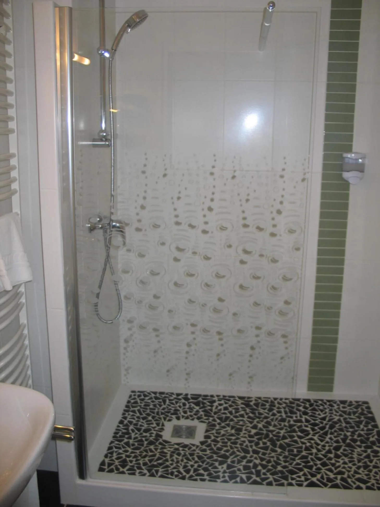 Shower in Hotel ASTORIA- Saint Etienne-Centre des Congrès-