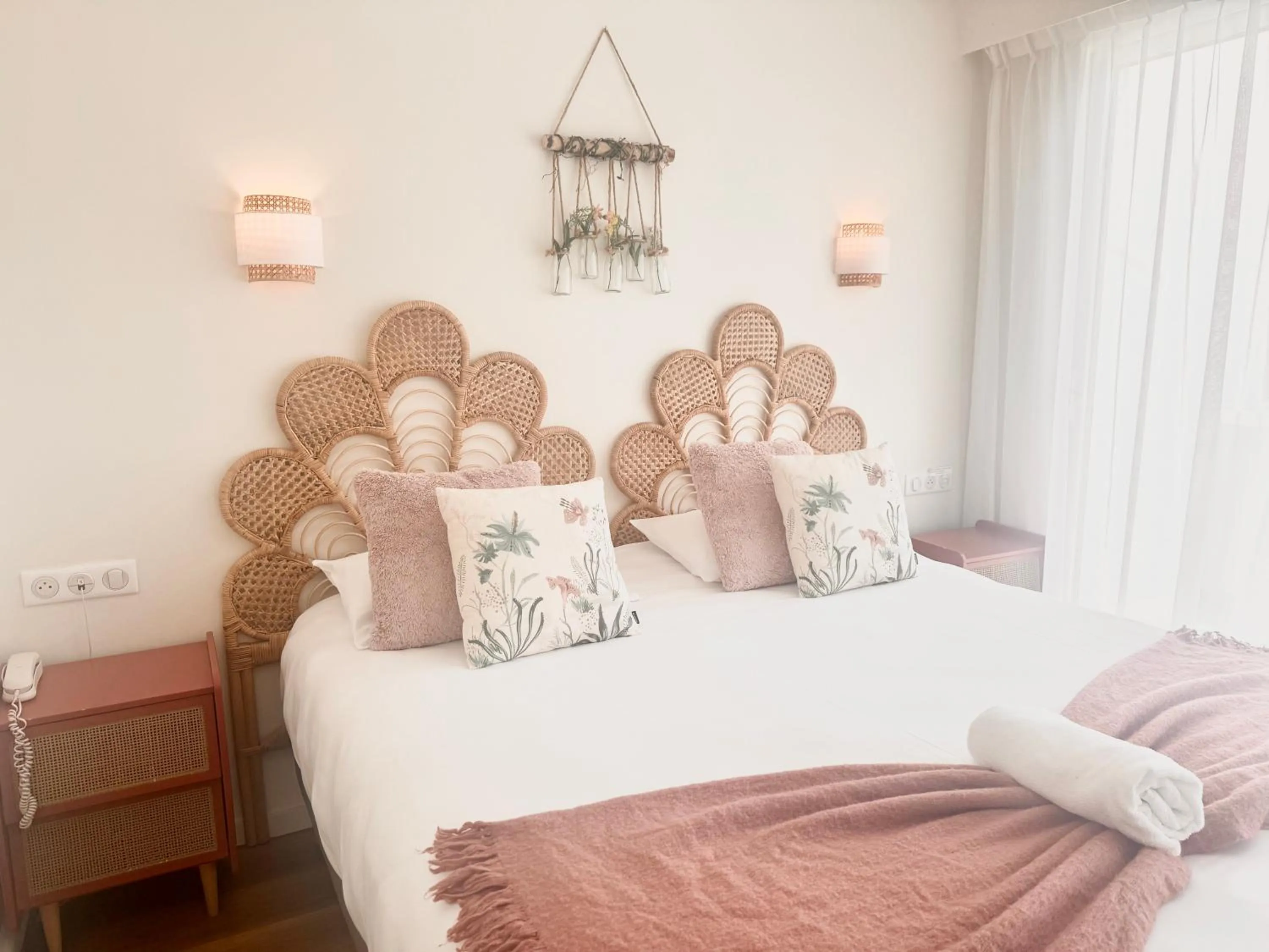 Bed in Hotel ASTORIA- Saint Etienne-Centre des Congrès-