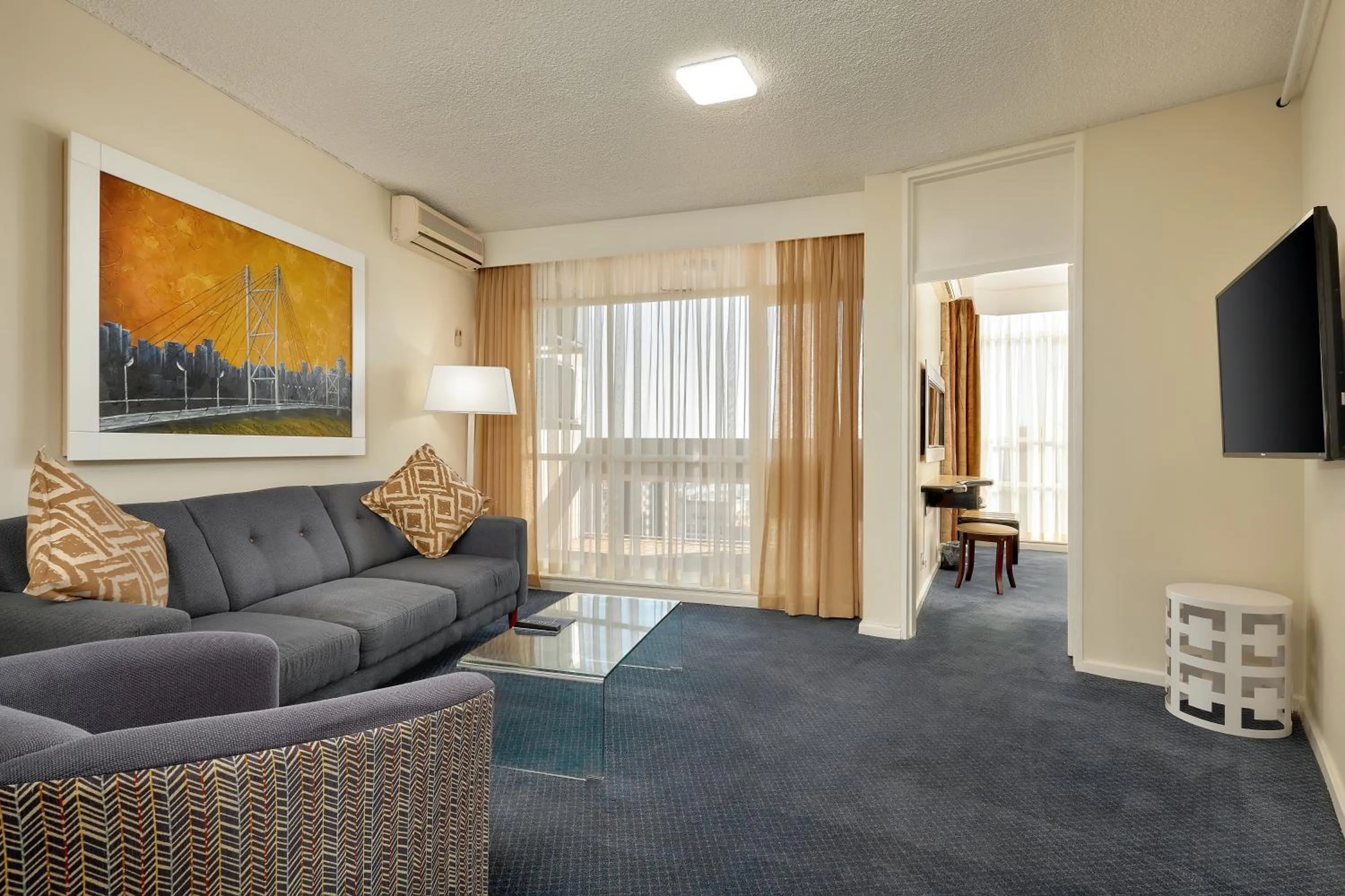 TV and multimedia in The Parktonian All Suite Hotel