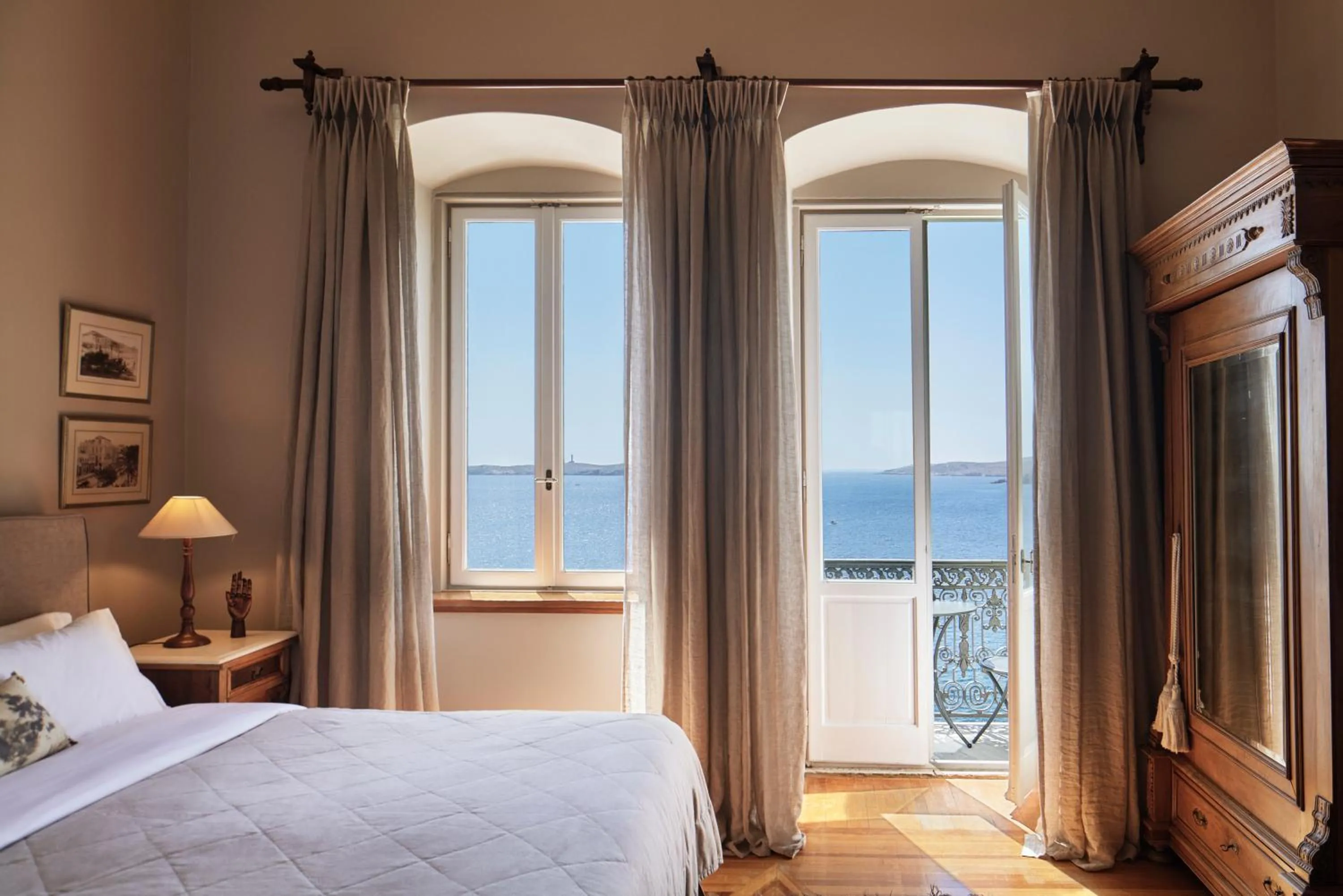 Bed in Syrou Melathron