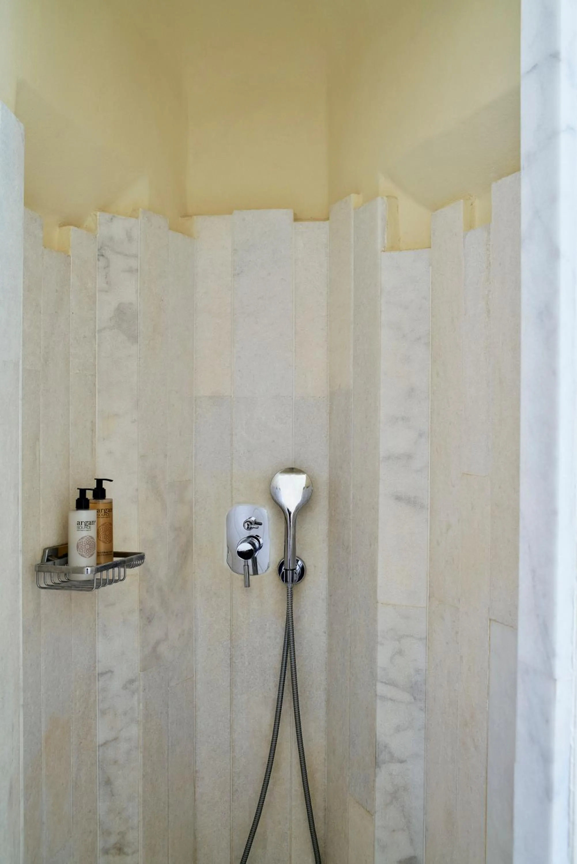 Shower in Syrou Melathron