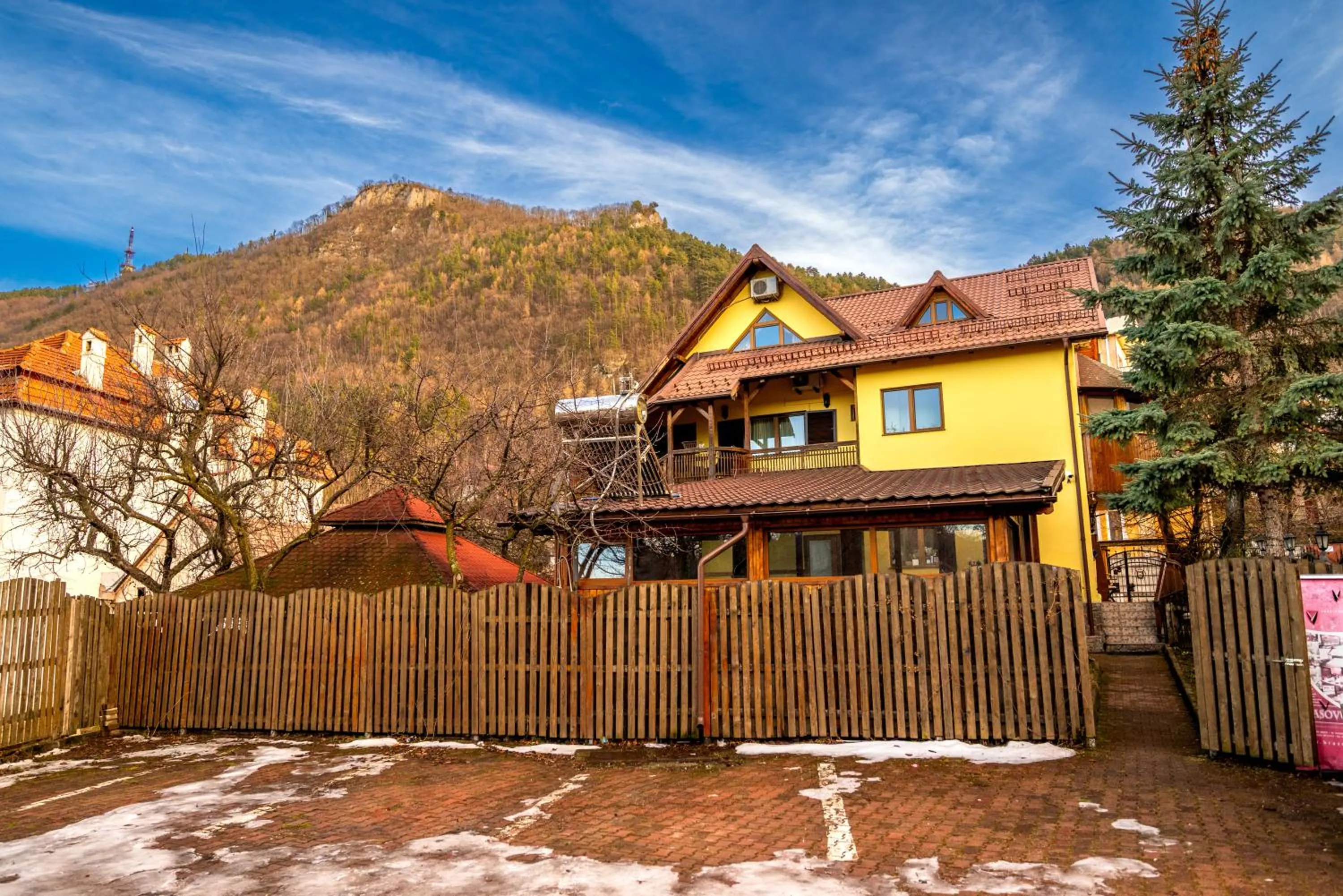 Parking in Pension Brasovu Vechi