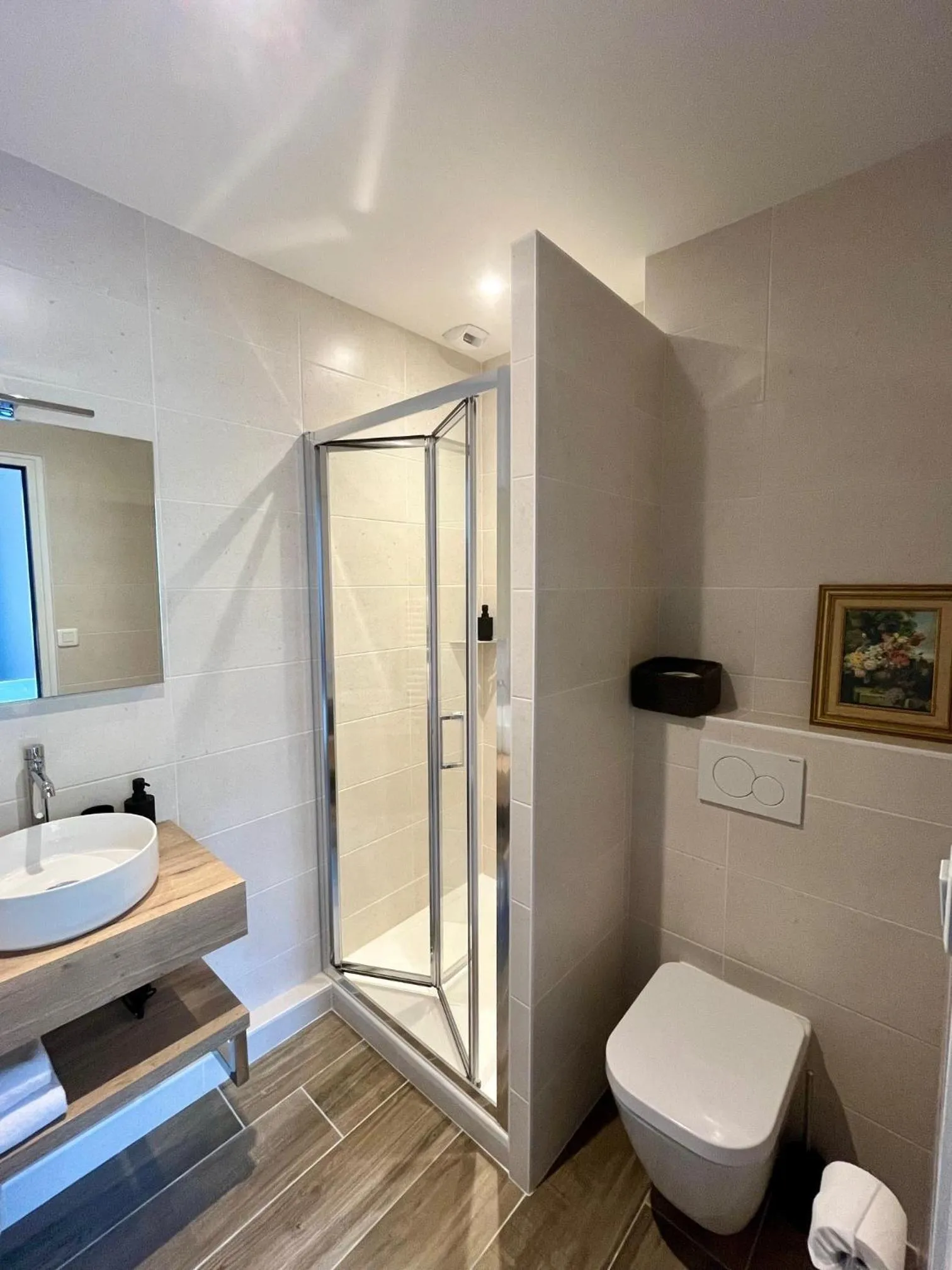 Shower in Hôtel de la Marine