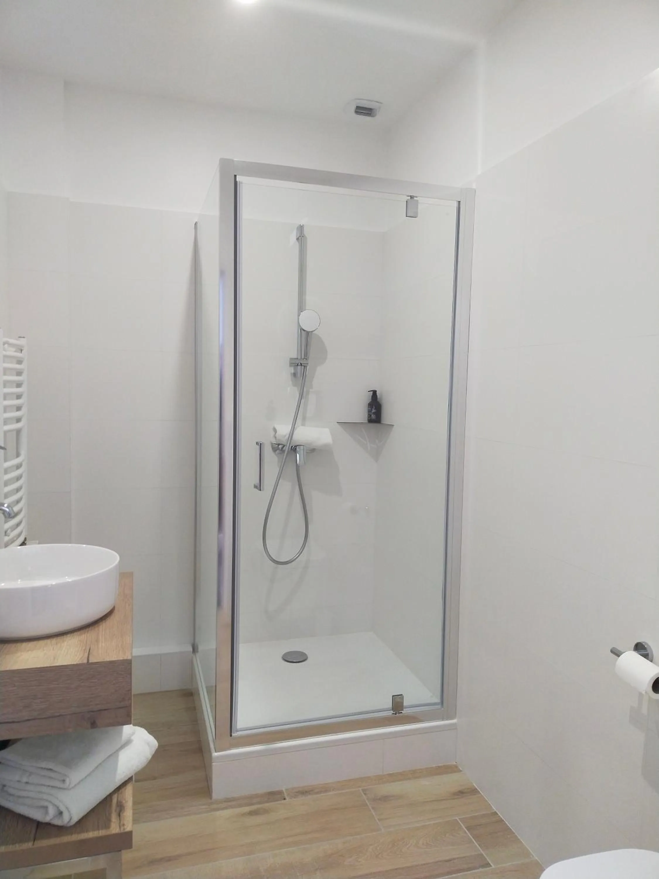 Shower in Hôtel de la Marine