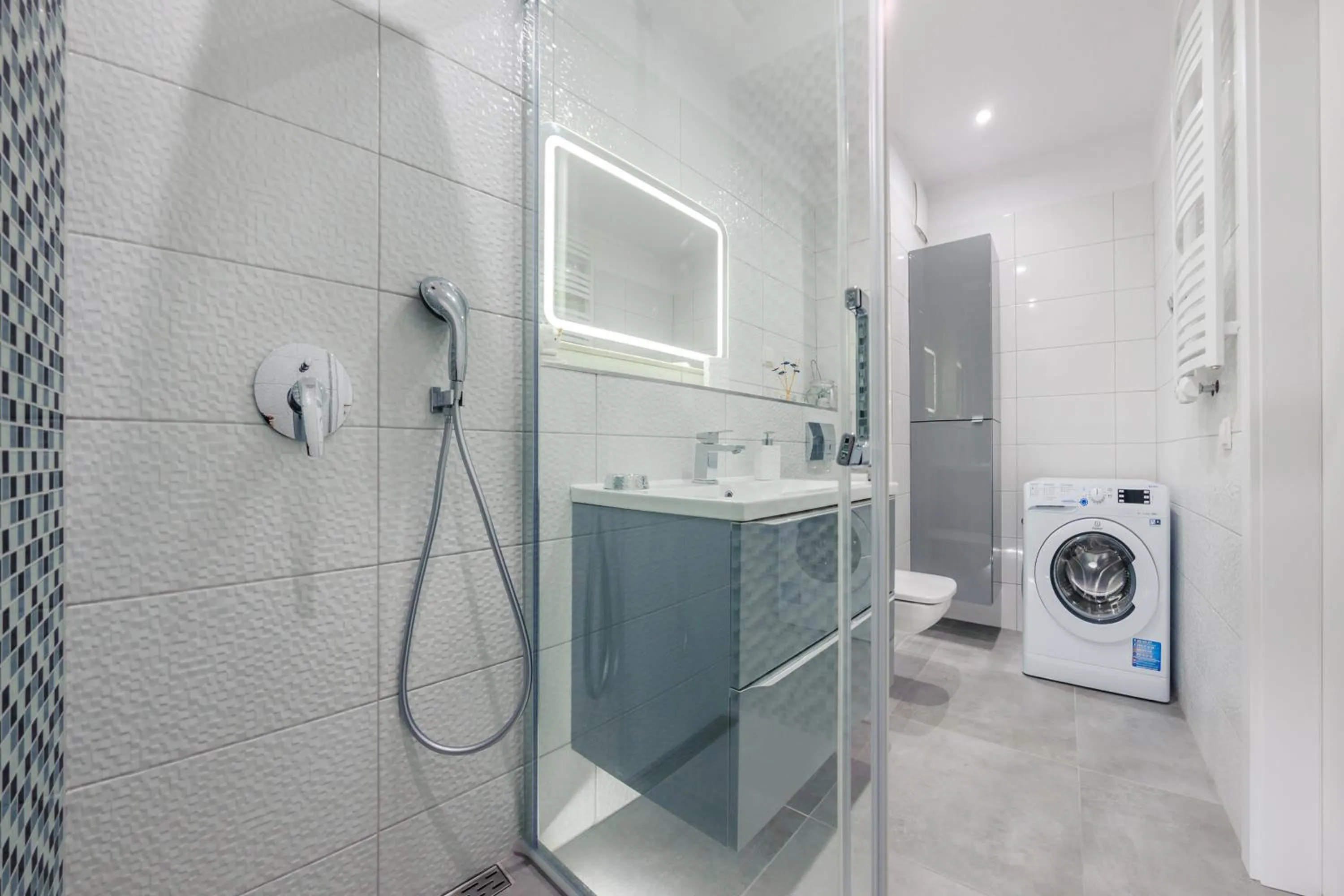 Shower in Nadmorze, Sun & Snow