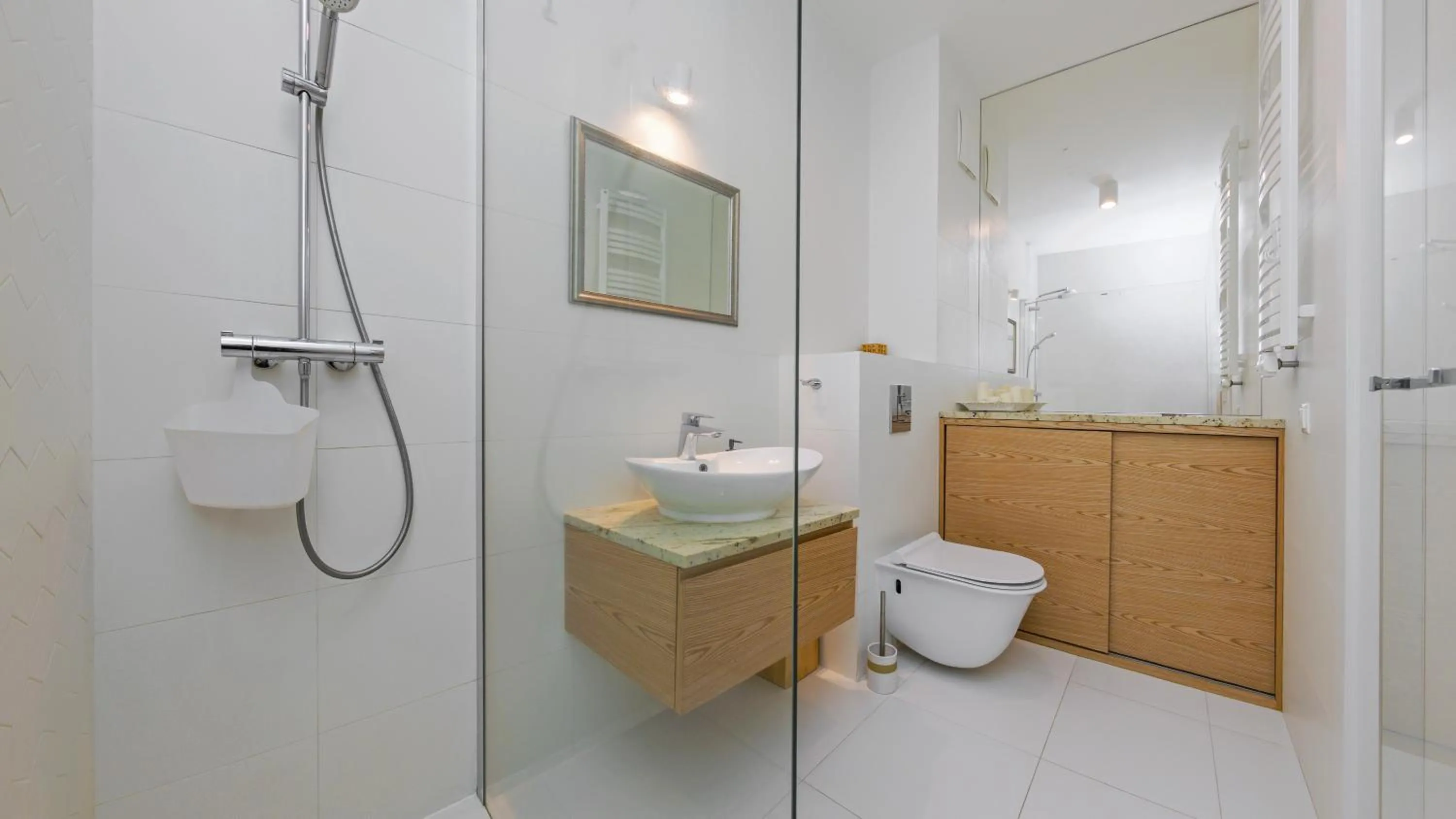 Shower in Nadmorze, Sun & Snow