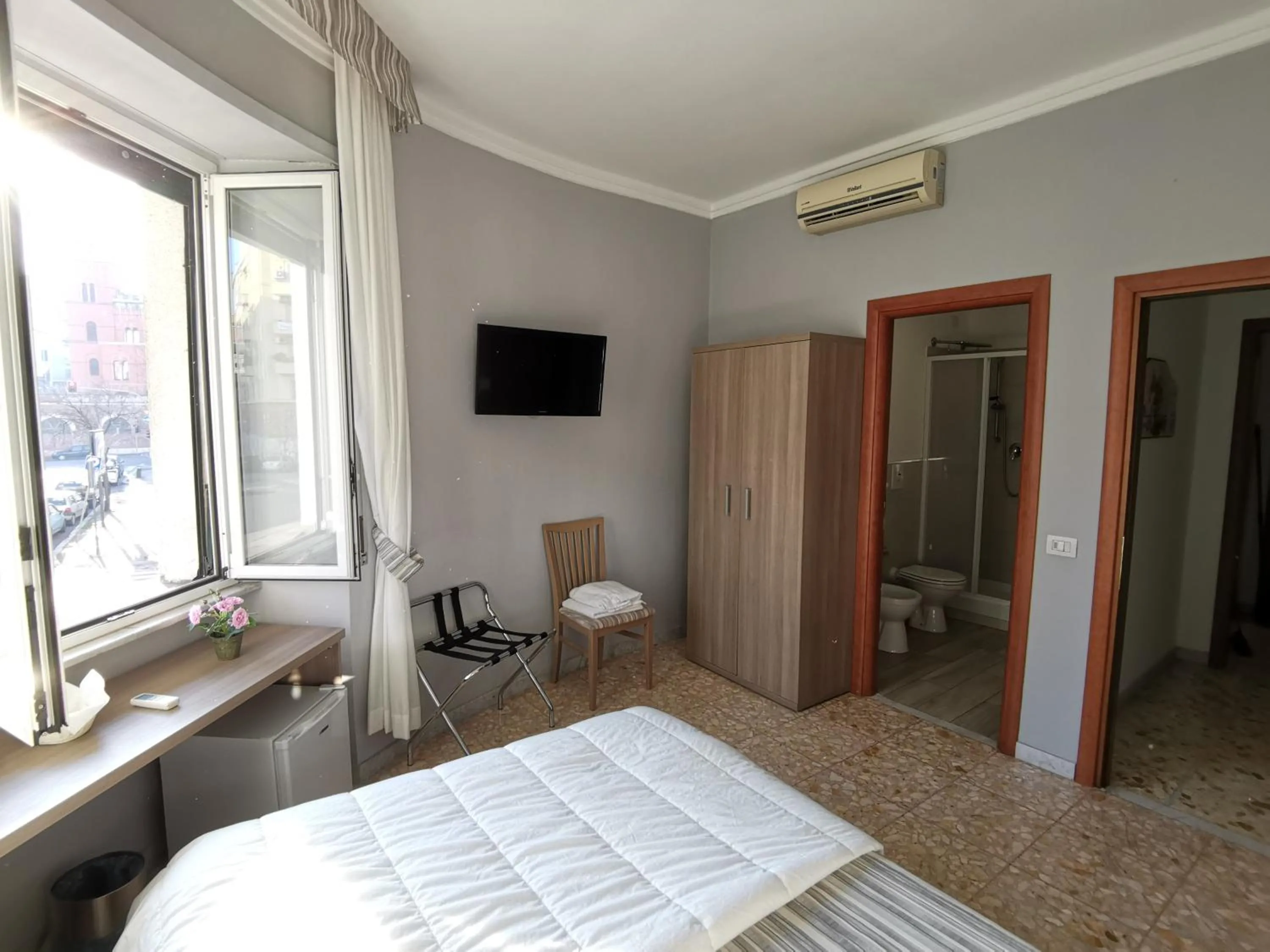 Communal lounge/ TV room, Bed in St. Anthony Guest House