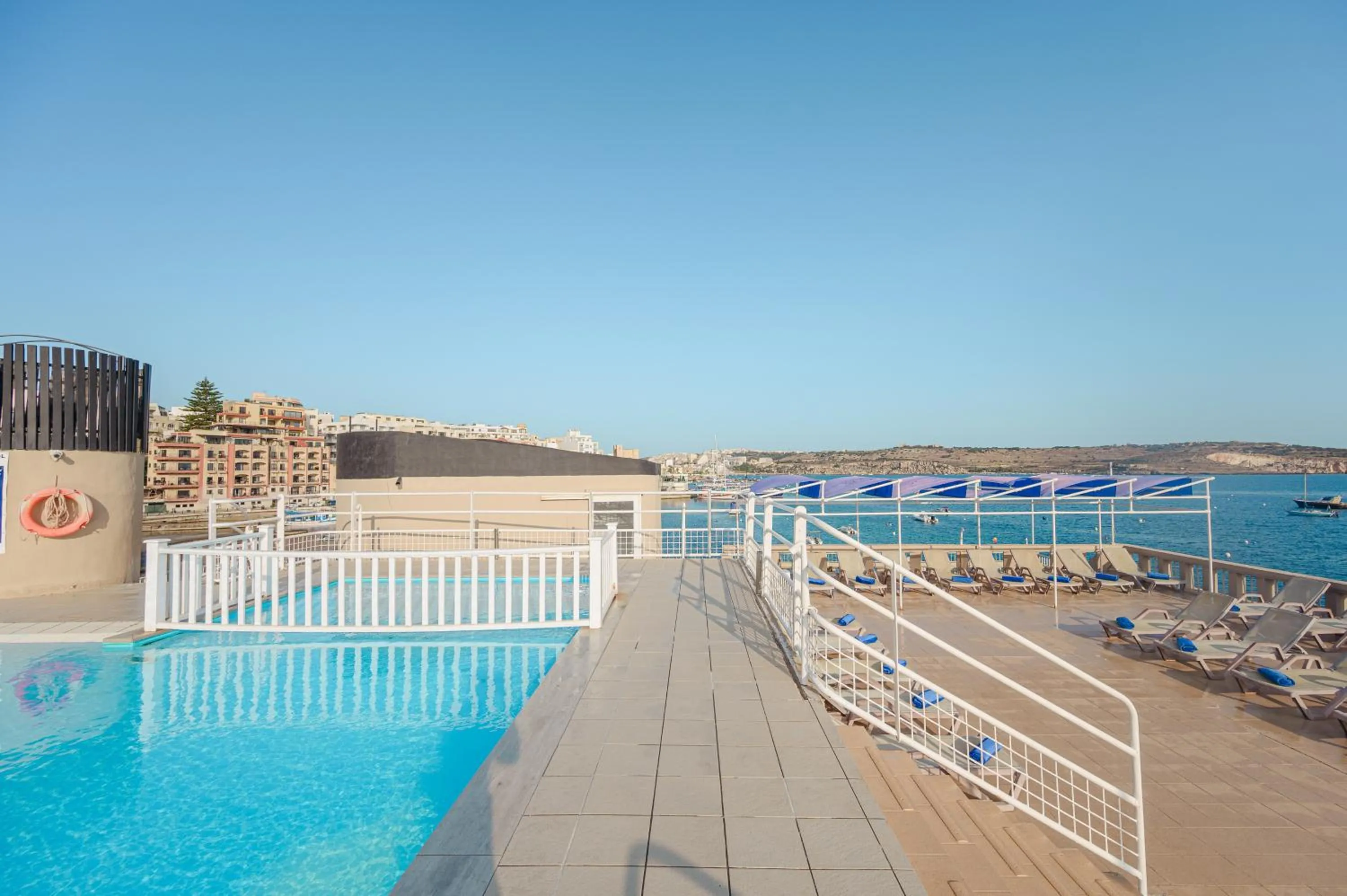 Swimming pool in Gillieru Harbour Hotel