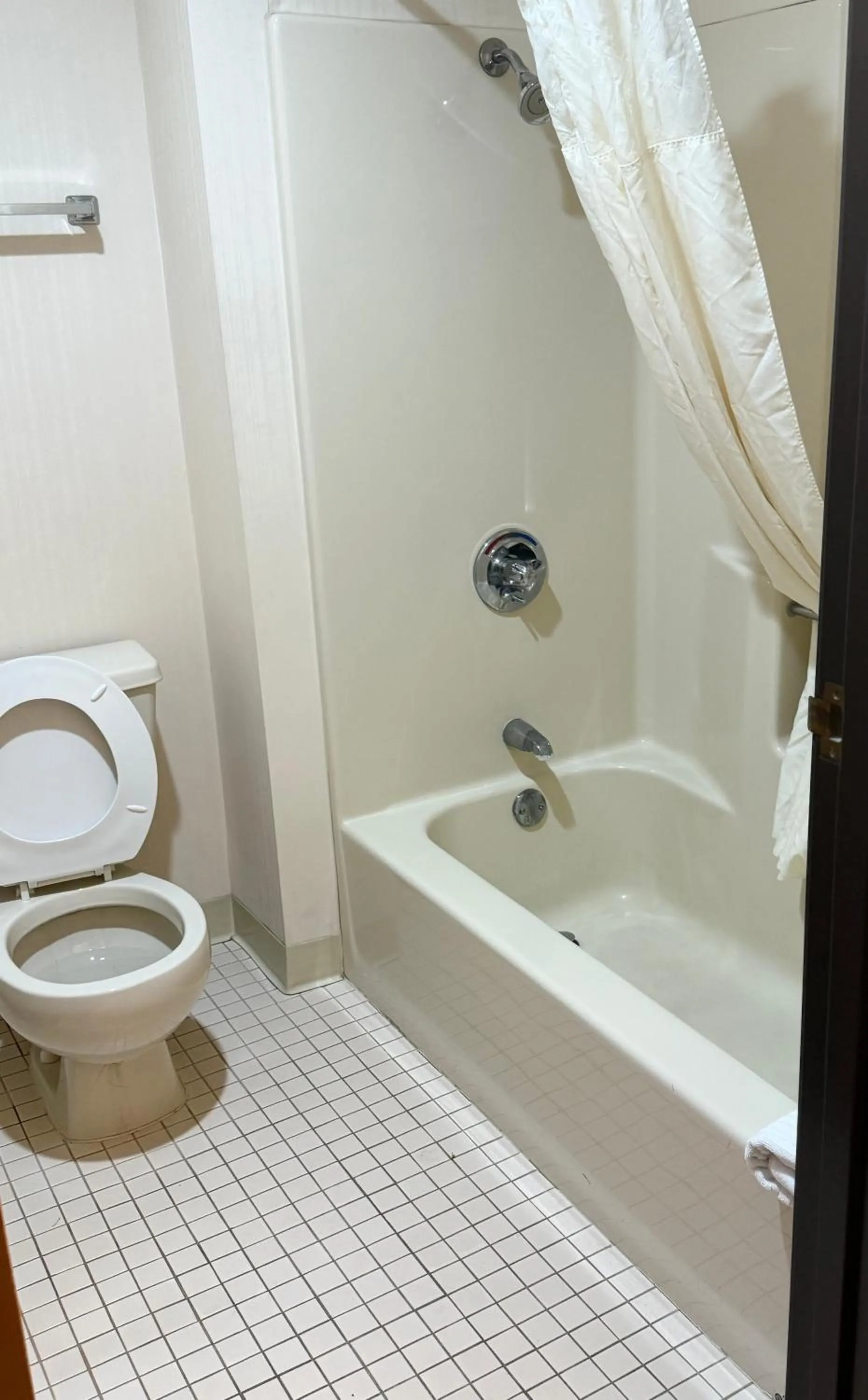 Bathroom in Great Lakes Inn Mackinaw City