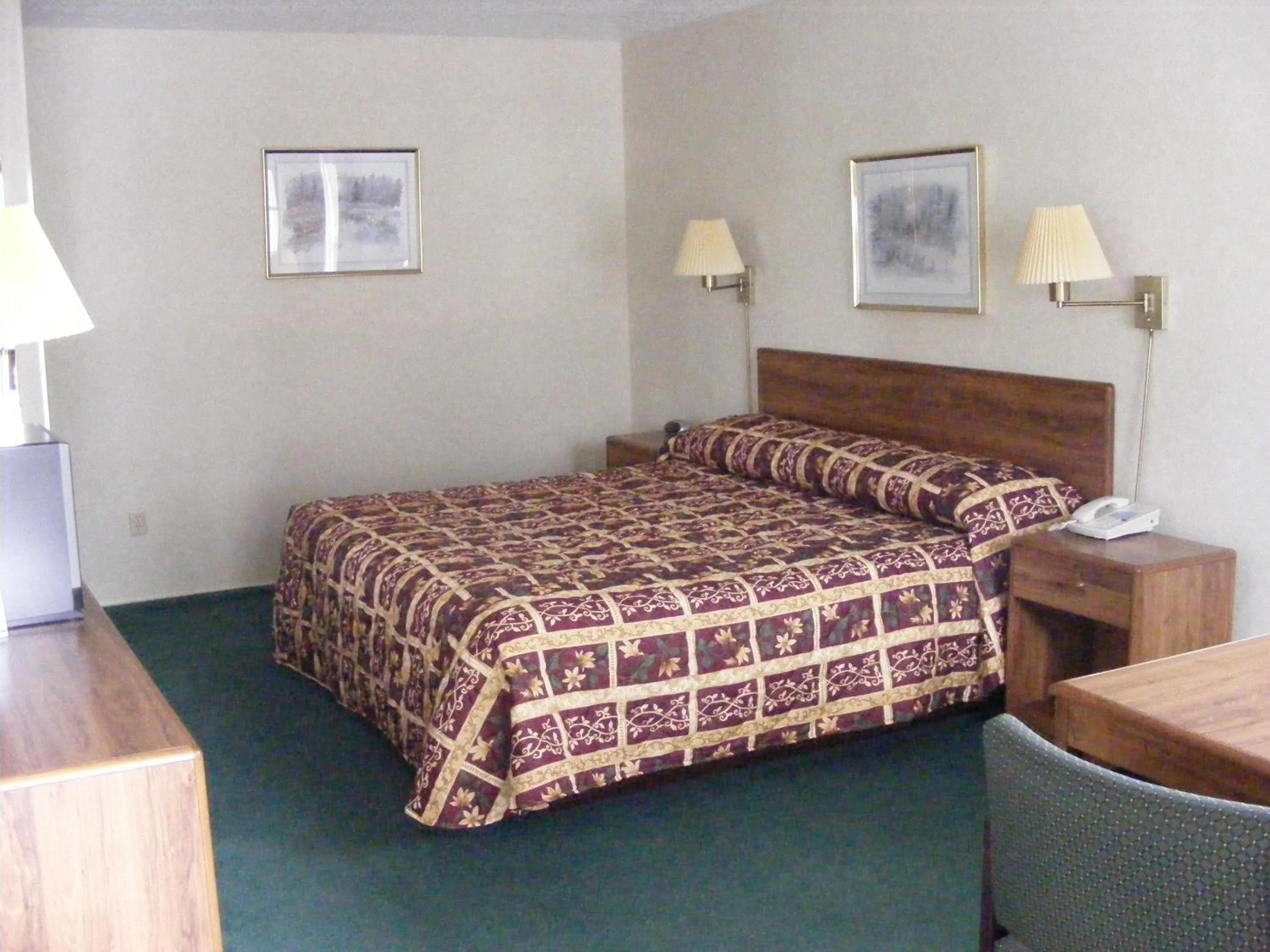 Standard Single King Room in Great Lakes Inn Mackinaw City