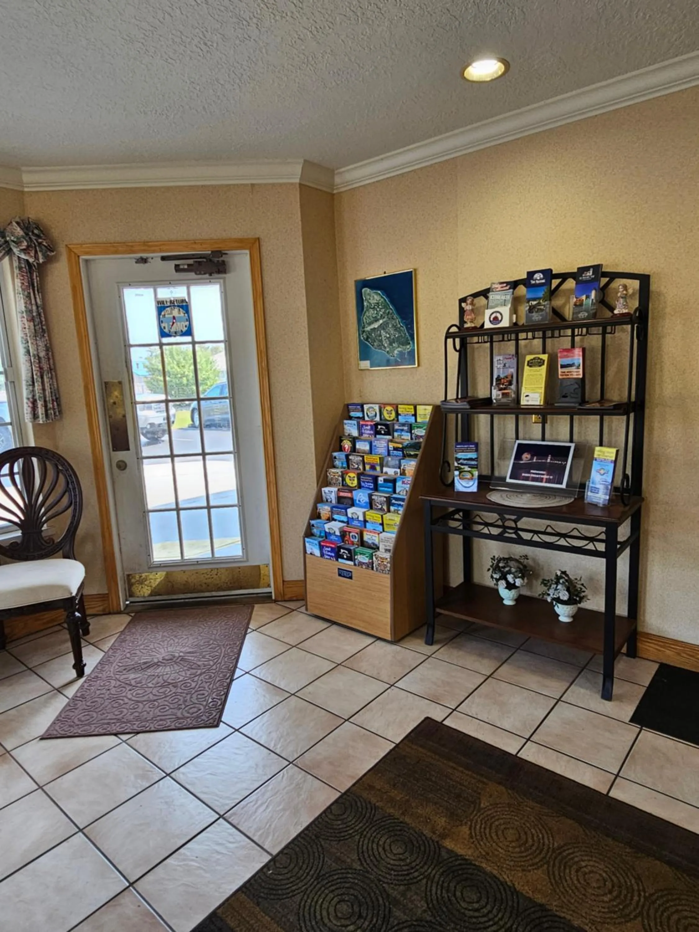 Property building in Great Lakes Inn Mackinaw City